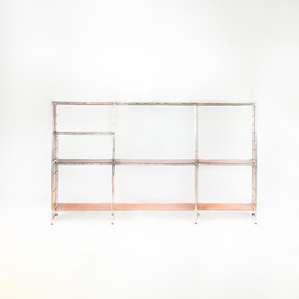 Multistrux Multimueble Modular Shelving. 1970s

Measurements: 190 cm. width 125 cm. height 25 cm. depth

18 Shelves of wood and chromed metal, each shelf measures 60x25 cm.

Some shelves have some mark on the wood, one of them has a chipped