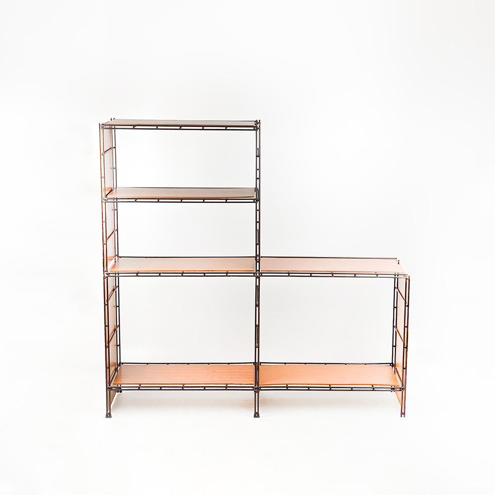 Estantería modular Multistrux Multimueble. 1970's

Medidas: 124 cm. ancho 124 cm. alto 22 cm. fondo

11 baldas de madera y metal lacado en negro, cada balda mide 62x22 cm.

Algunos estantes tienen algunas marcas en la madera, uno de ellos tiene la