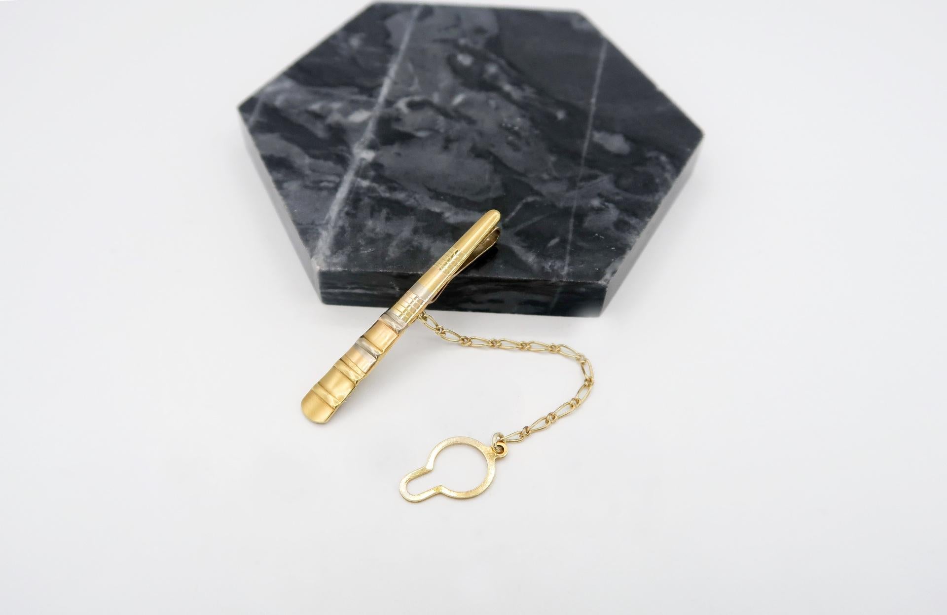Multitextured Brushed Shiny Wide Rounded End Tie Bar Clip with Chain entirely made in 18K Gold

Gold: 18K Gold, 5.378

Length: 49 mm
Width: 7 mm

Please let us know should you wish to have the tie bar engraved.