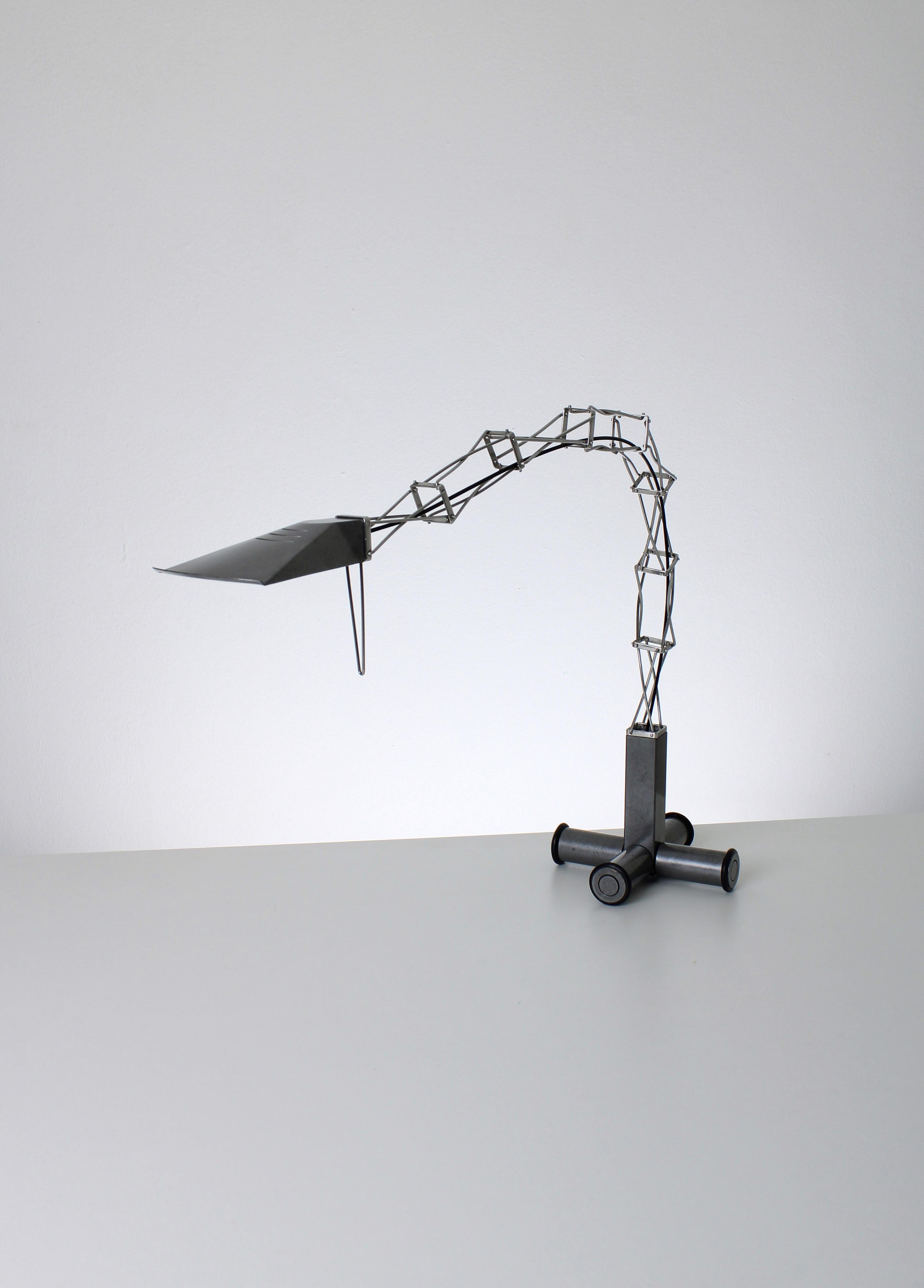 Multix halogen desk lamp designed by the Israeli designer Yaacov Kaufman for Lumina Italy in the 1980s. This large desk lamp has some interesting details, for instance the pivoting base with wheels which makes it rotatable. The arm of the lamp is