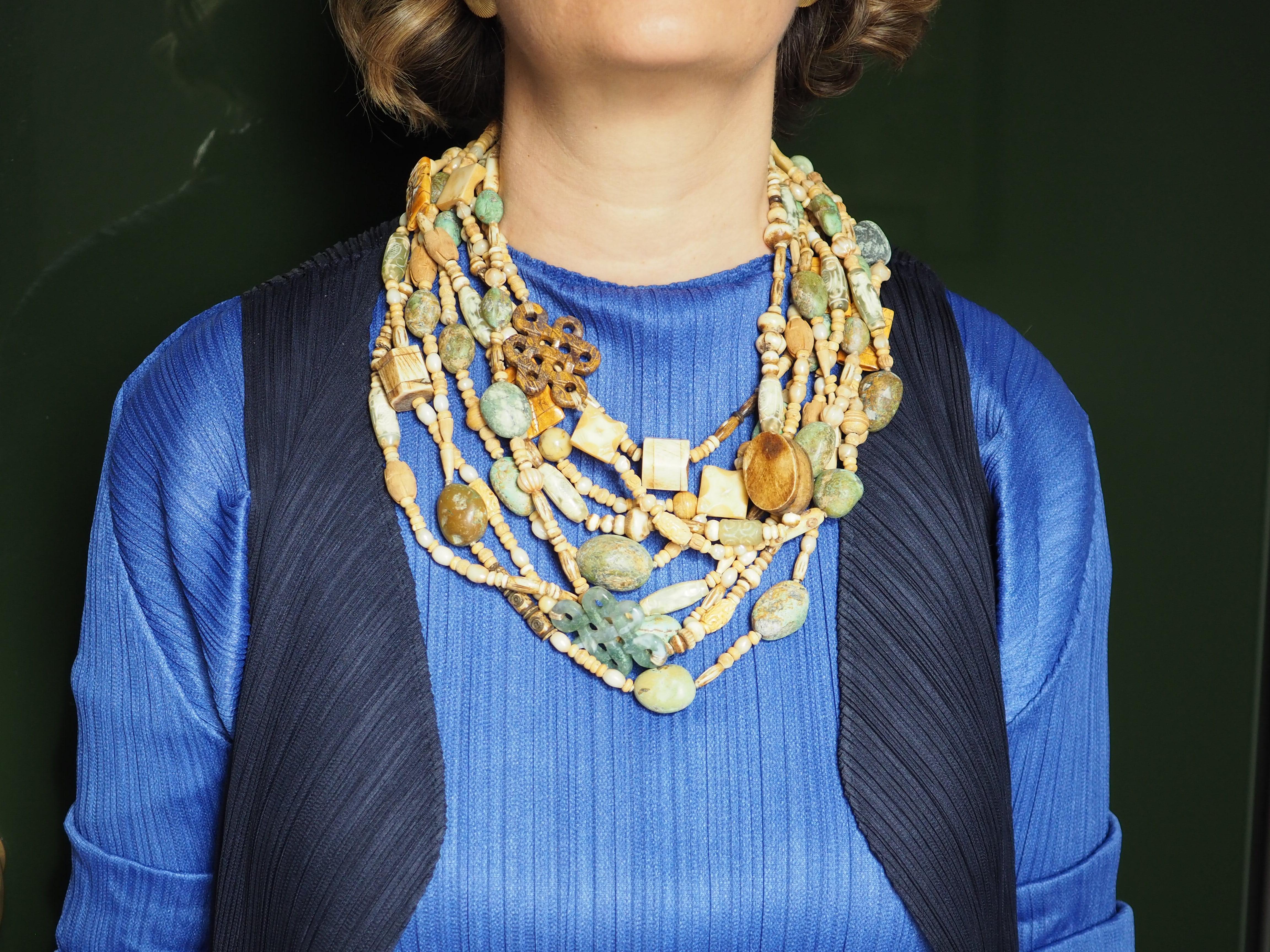 Mehrstrangige Halskette Jade Knochen Antike chinesische Elemente Türkis im Zustand „Neu“ im Angebot in Milan, IT