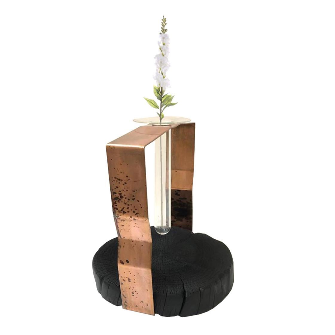 Inspirée par le passé, la Collection Mummoli maintient le profil des éléments d'origine comme une mémoire du temps et les régénère à travers des processus de déconstruction et de fonctionnalisation. Voici le porte-fleurs en cristal, réalisé en bois