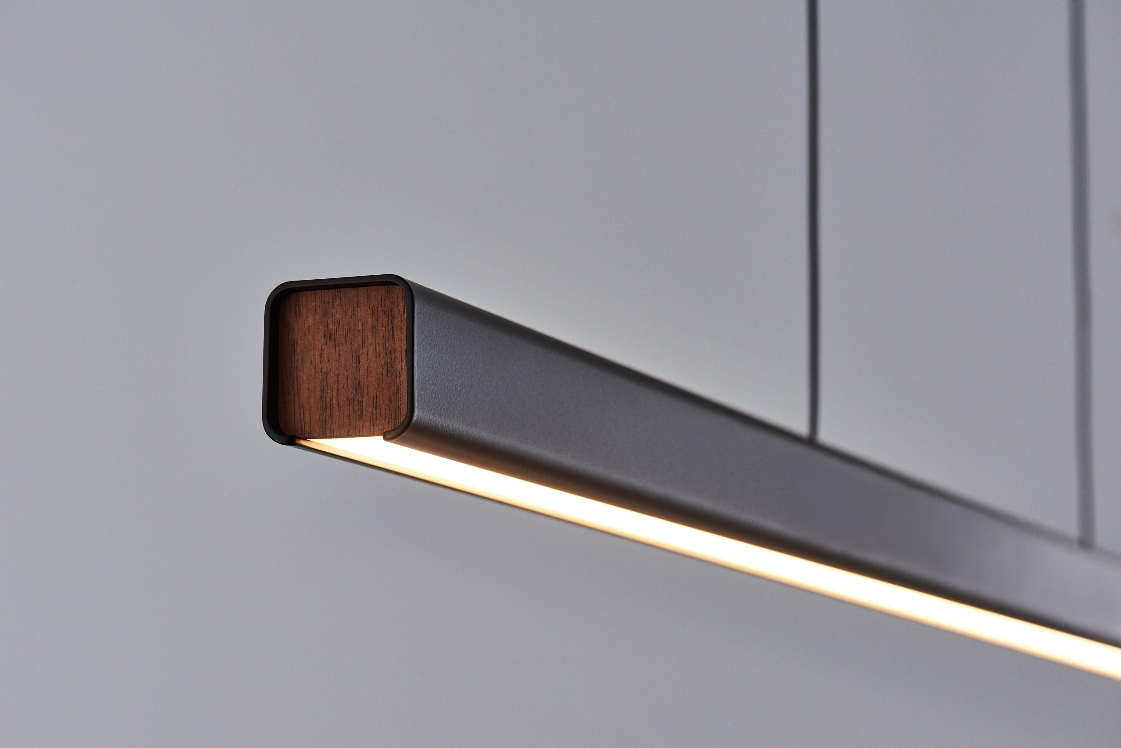 Il designer Dian padroneggia da anni l'arte della lavorazione del legno. An He ha sempre apprezzato la natura organica del materiale. Nel Ciondolo MUMU L, An He utilizza la freddezza del metallo abbinata a una sorgente luminosa a LED,