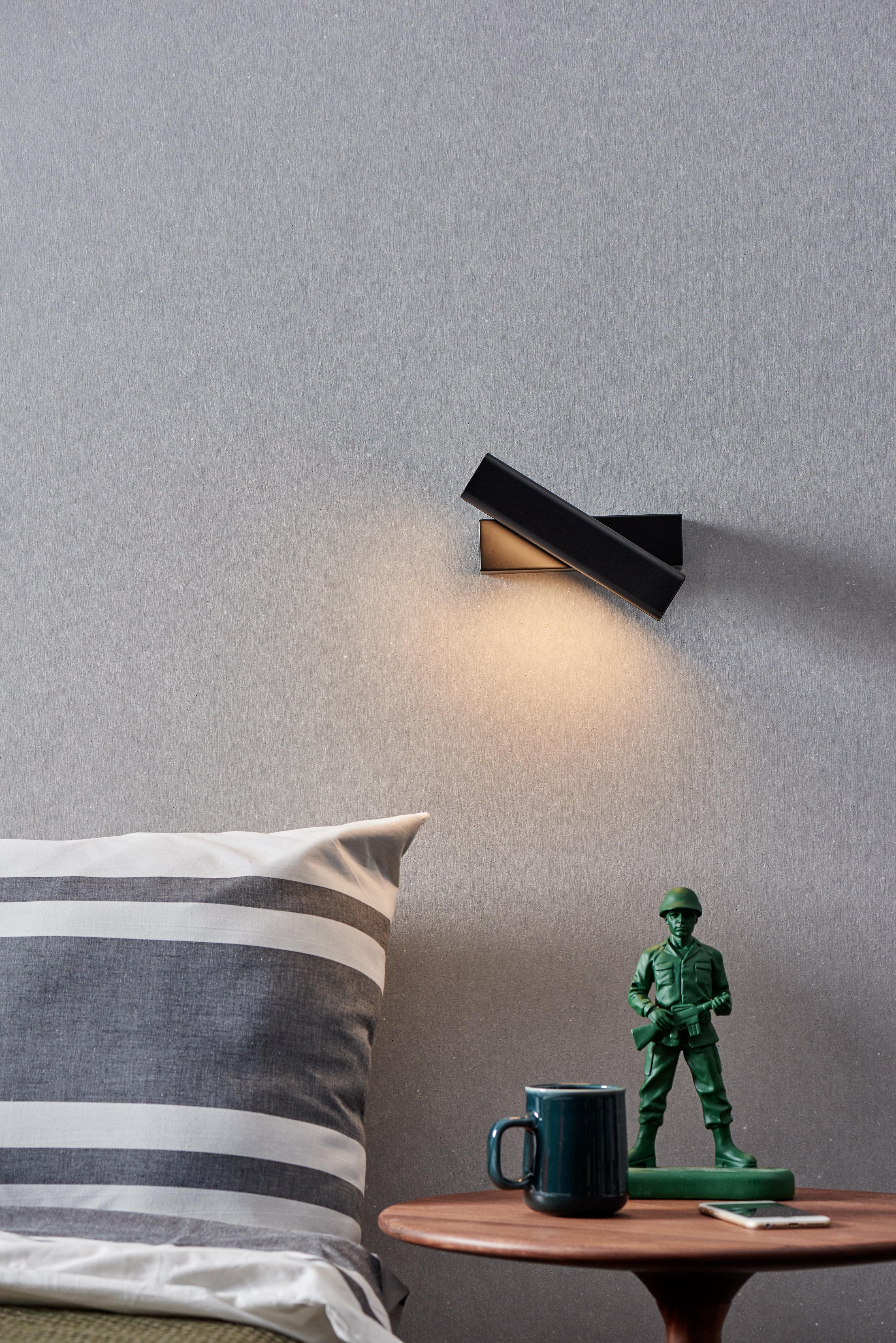 La diseñadora Dian lleva años dominando el arte de trabajar la madera. Siempre ha sentido aprecio por la naturaleza orgánica del material. En el aplique de pared MUMU, utiliza la frialdad del metal combinada con una fuente de luz LED, y la equilibra
