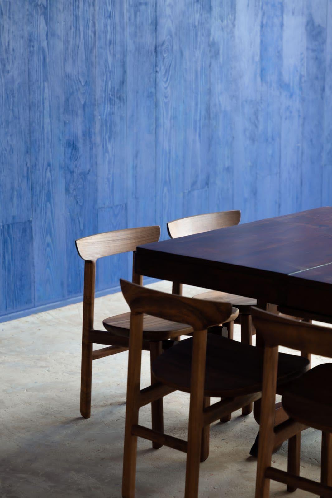 Zeitgenössischer Esszimmerstuhl aus geformtem, massivem mexikanischem Hartholz (Moderne) im Angebot