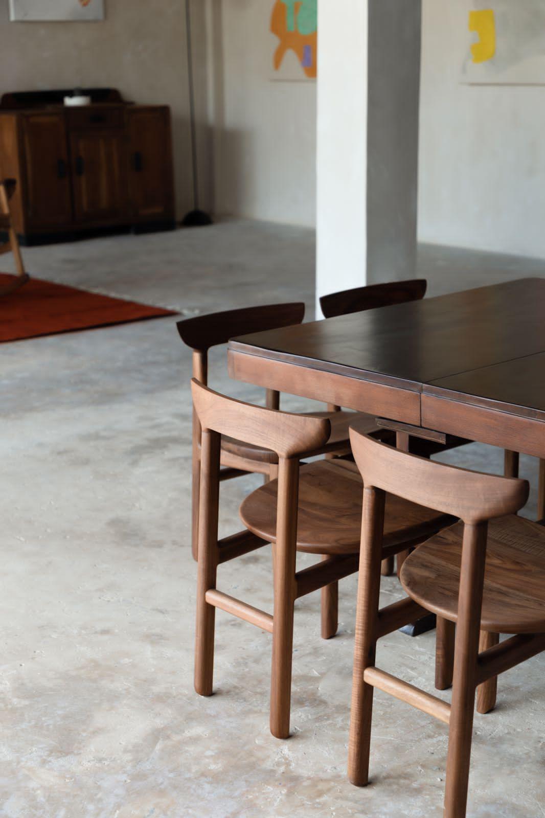 Das Design des Muna Chair basiert auf sanften Linien und abgerundeten Kanten, mit einer soliden und dennoch leichten Konstruktion, die die Fugen des Holzes mit den Techniken der traditionellen Tischlerei hervorhebt. Eine ehrliche und einfache