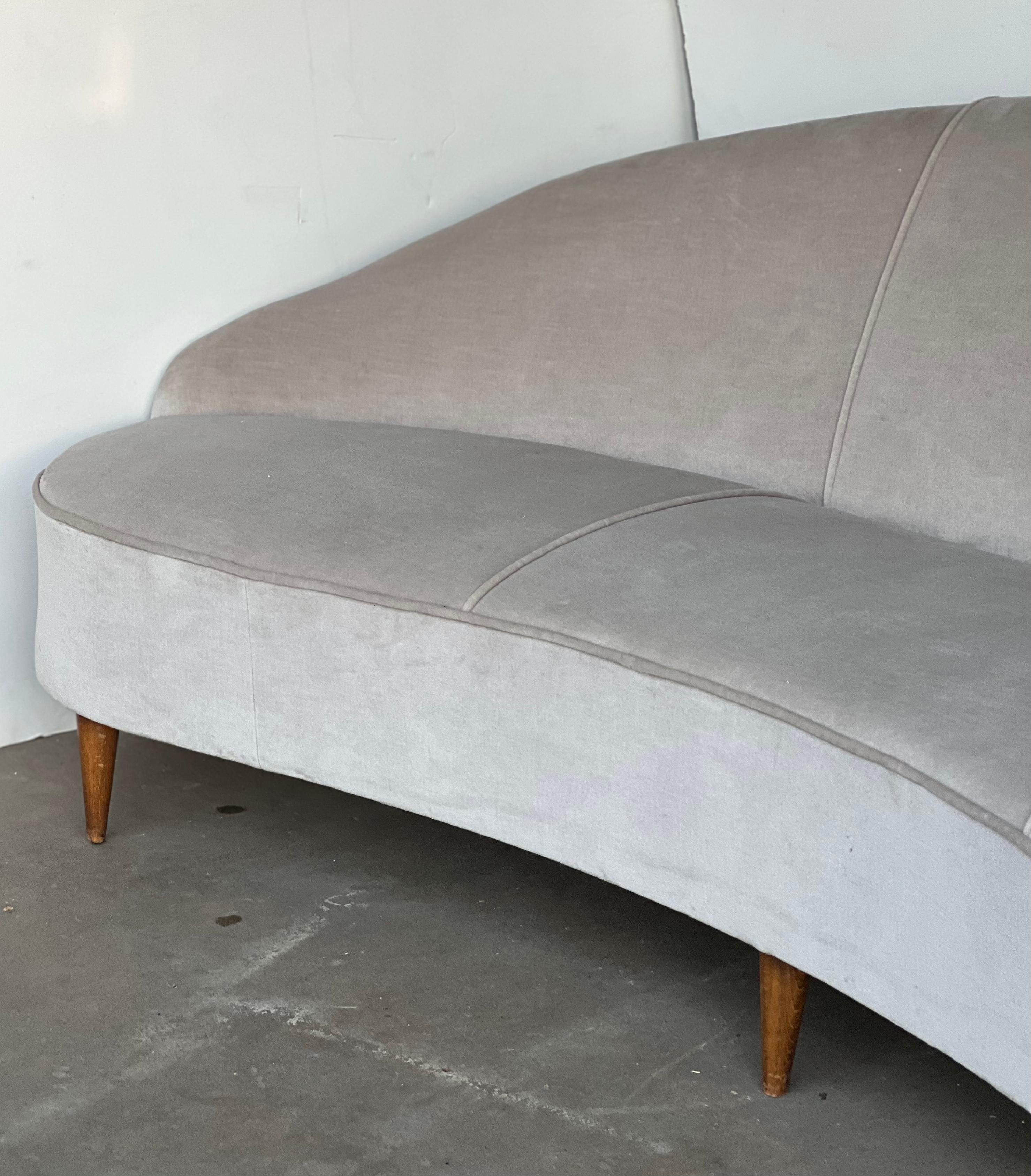 Mid Century Modern Italian Curved Sofa In Good Condition In San Angelo, TX