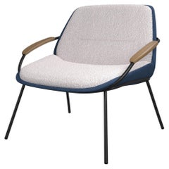 Sillón Munch con detalle de madera en tela y boucle hecho a mano por Murmurio