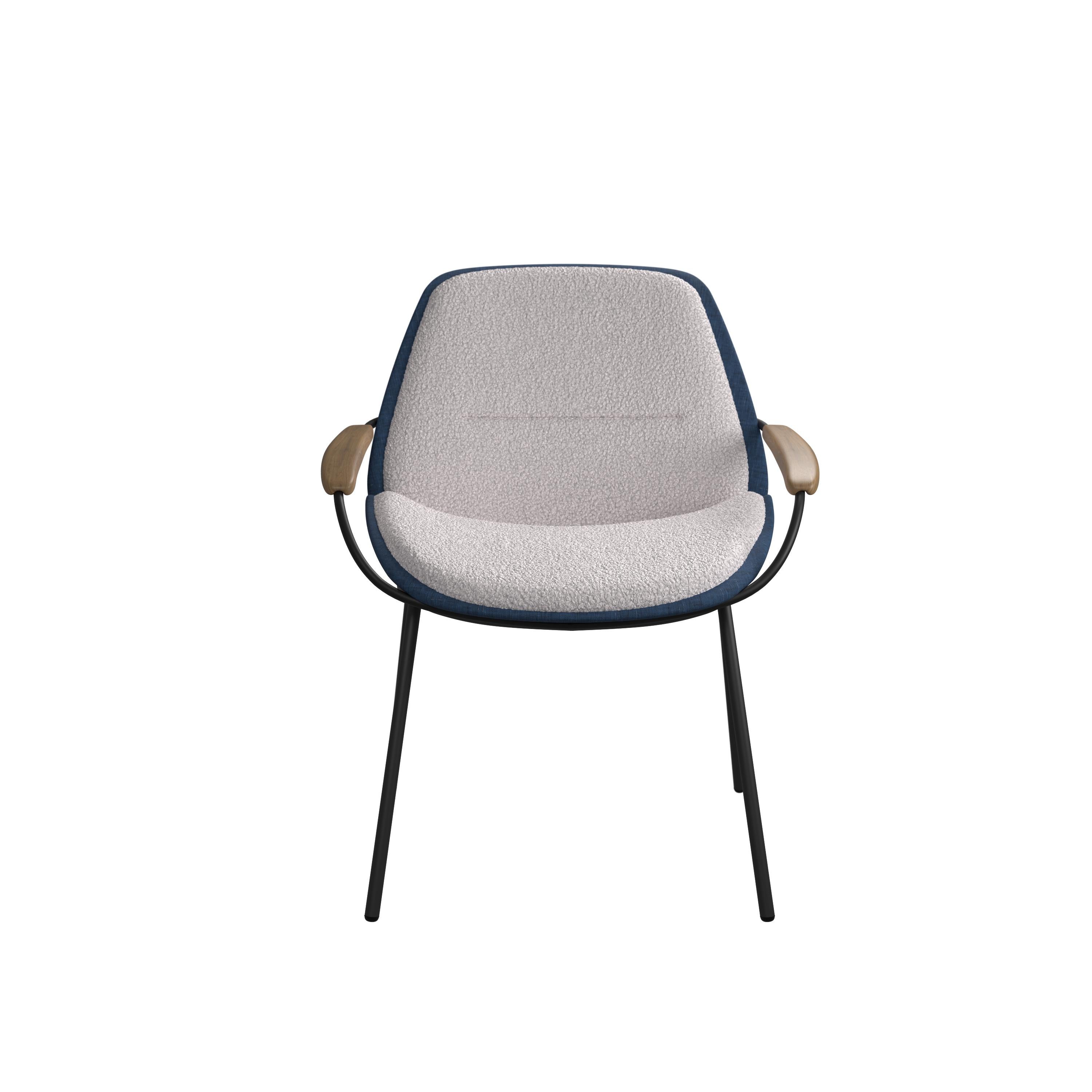 Progettata sia per la sala da pranzo che per la scrivania, la sedia Much con braccioli in legno è una sedia versatile che offre una soluzione unica ed elegante per la tua casa.

Realizzato con una robusta struttura in ferro epossidico nero con un