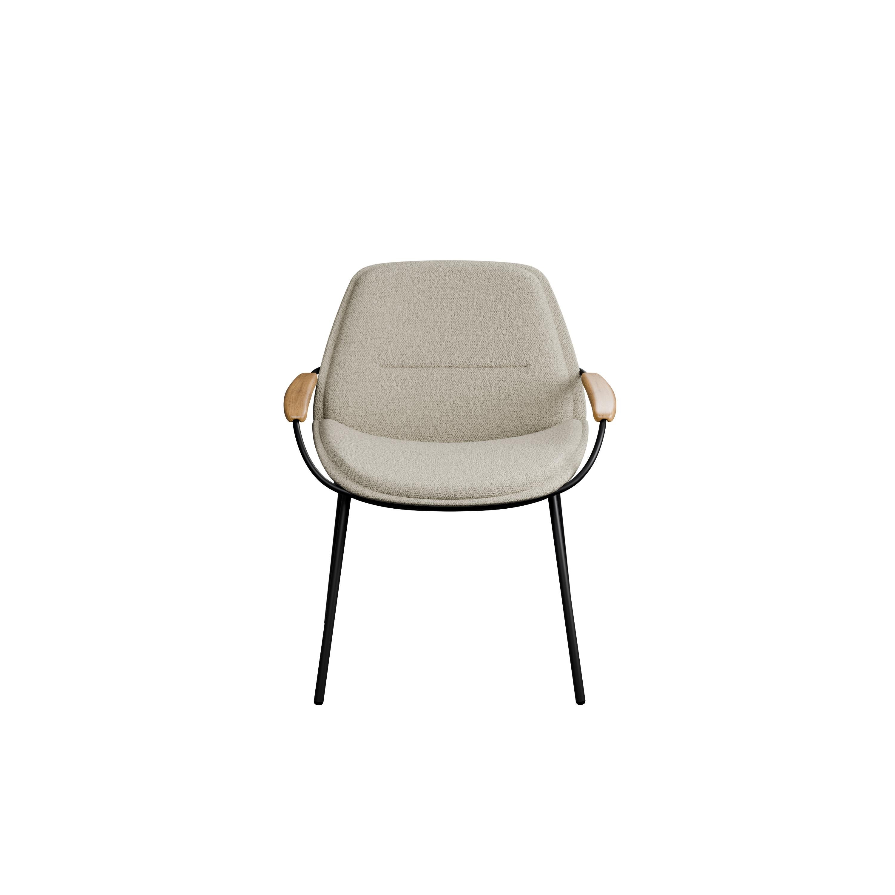 Diseñada pensando tanto en el comedor como en el escritorio, la silla Much con brazos de madera es una silla versátil que ofrece una solución única y elegante para tu hogar.

Fabricado con una robusta estructura de hierro epoxi negro y un elegante