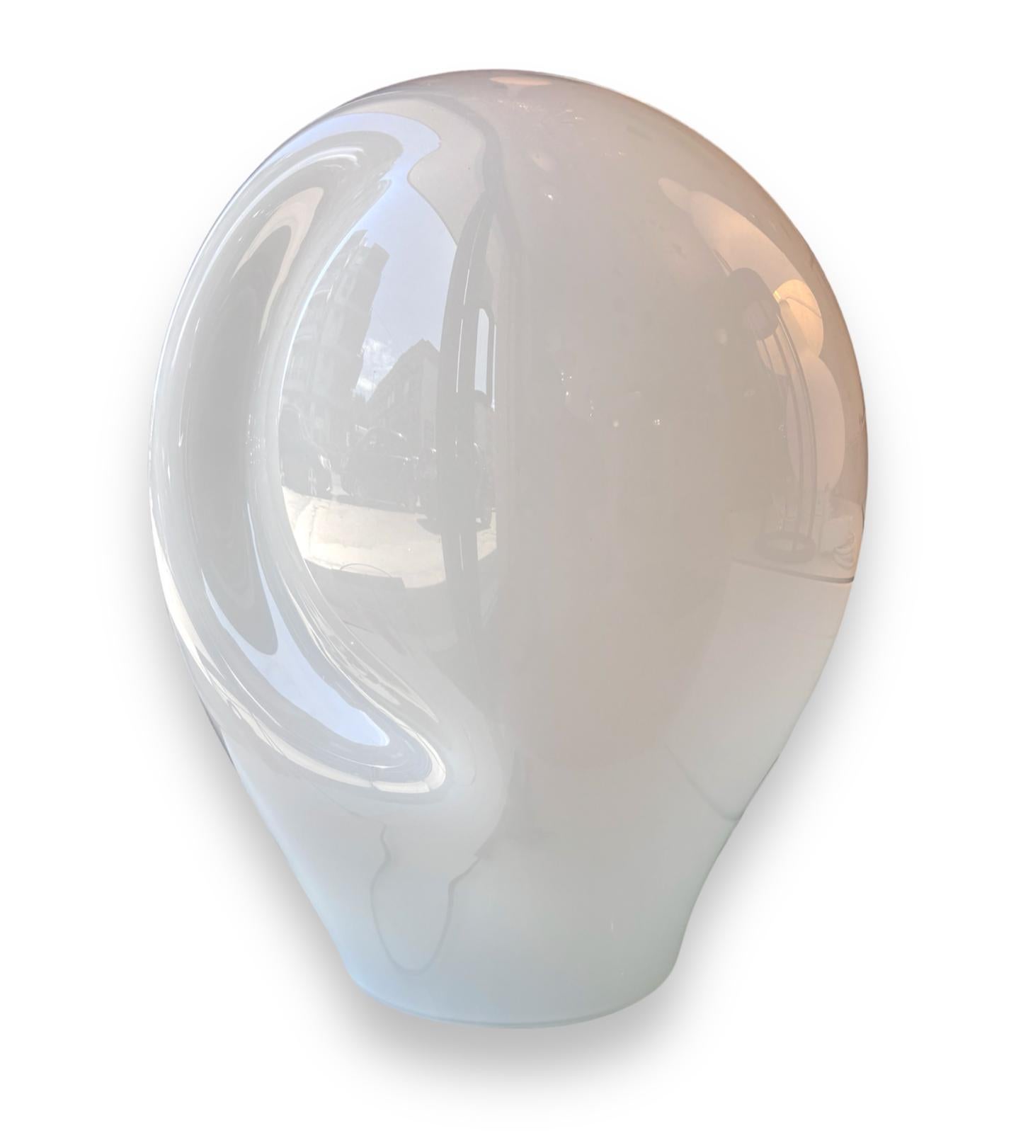 Munega Vistosi Big Table Lamp in Murano’s Glass 1970’s

Struttura in vetro di Murano, articolo in buone condizioni conservative, non vi è alcun difetto strutturale da segnalare. (Vedi foto)

Altezza 55 cm 
Diametro 48 cm