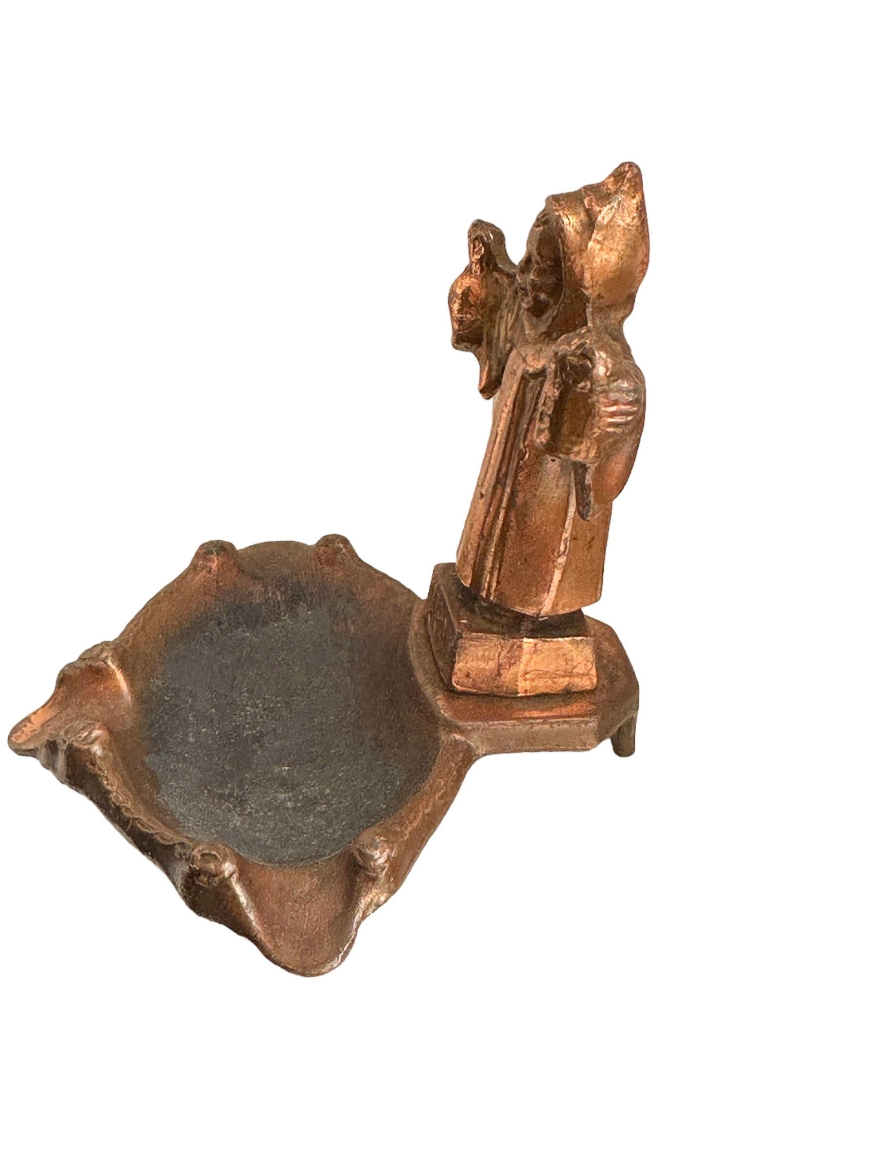 A 1930s souvenir building Statue architectural model Ashtray. Some wear with a nice patina, but this is old-age. Made of metal. A beautiful nice desktop item or just a display item in your collections of souvenirs from around the world. Found at an