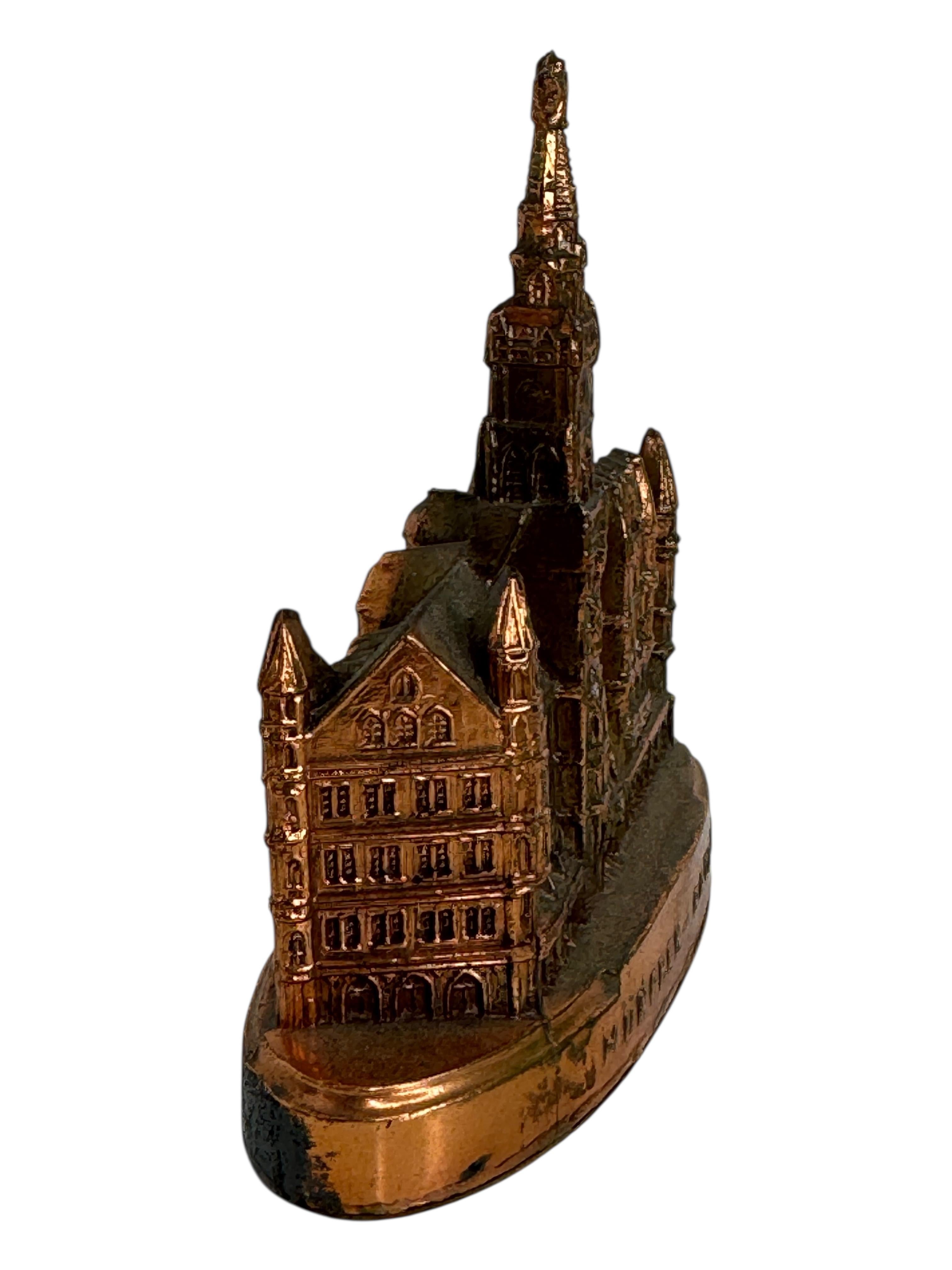 Une sculpture décorative de bâtiment en guise de souvenir. Quelques usures avec une belle patine, mais cela est dû à l'âge. En métal. Cet objet a été acheté comme souvenir lors d'un Grand Tour en Europe et a probablement été fabriqué dans les années