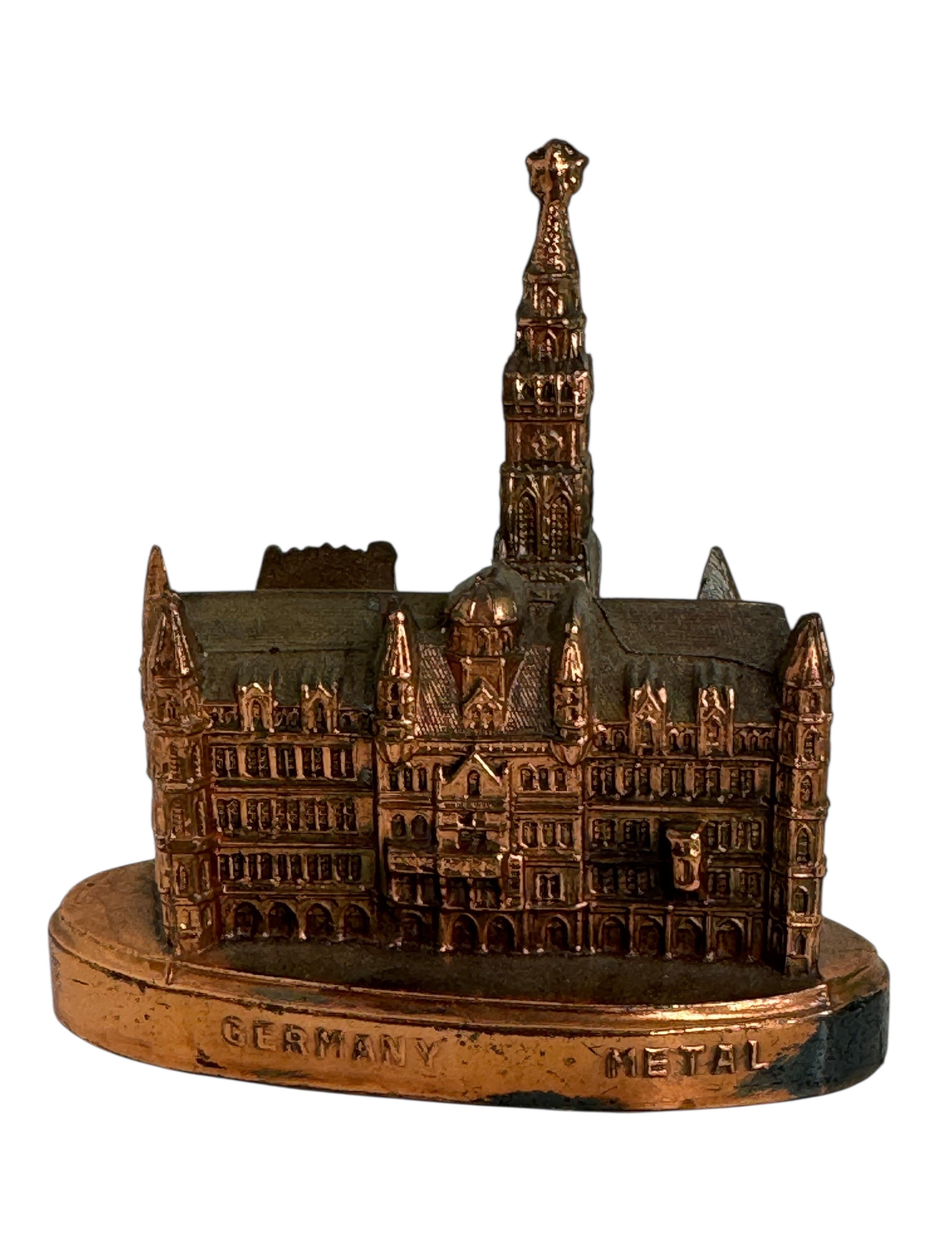 Début du 20ème siècle Munich City Hall Souvenir Building Architectural Collectible Germany 1920s en vente