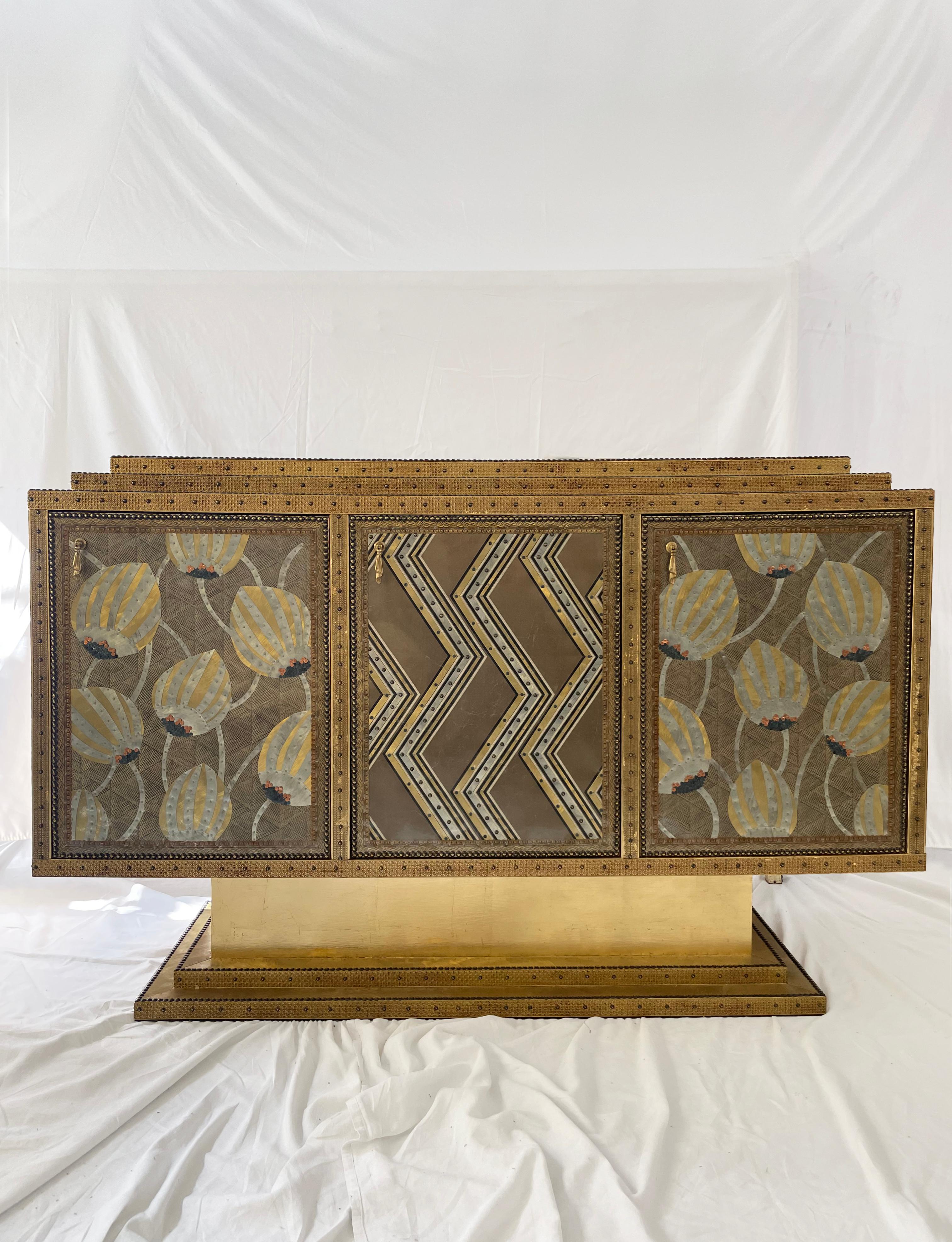 Buffet Munìs par Valentina Giovando
Dimensions : L 150 x P 50 x H 95 cm : L 150 x D 50 x H 95 cm.
MATERIAL : Bois, tissu, laiton, zinc, fibre de verre, bronze.  

Valentina Giovando, vit et travaille à Sarzana, en Ligurie, et se consacre depuis plus