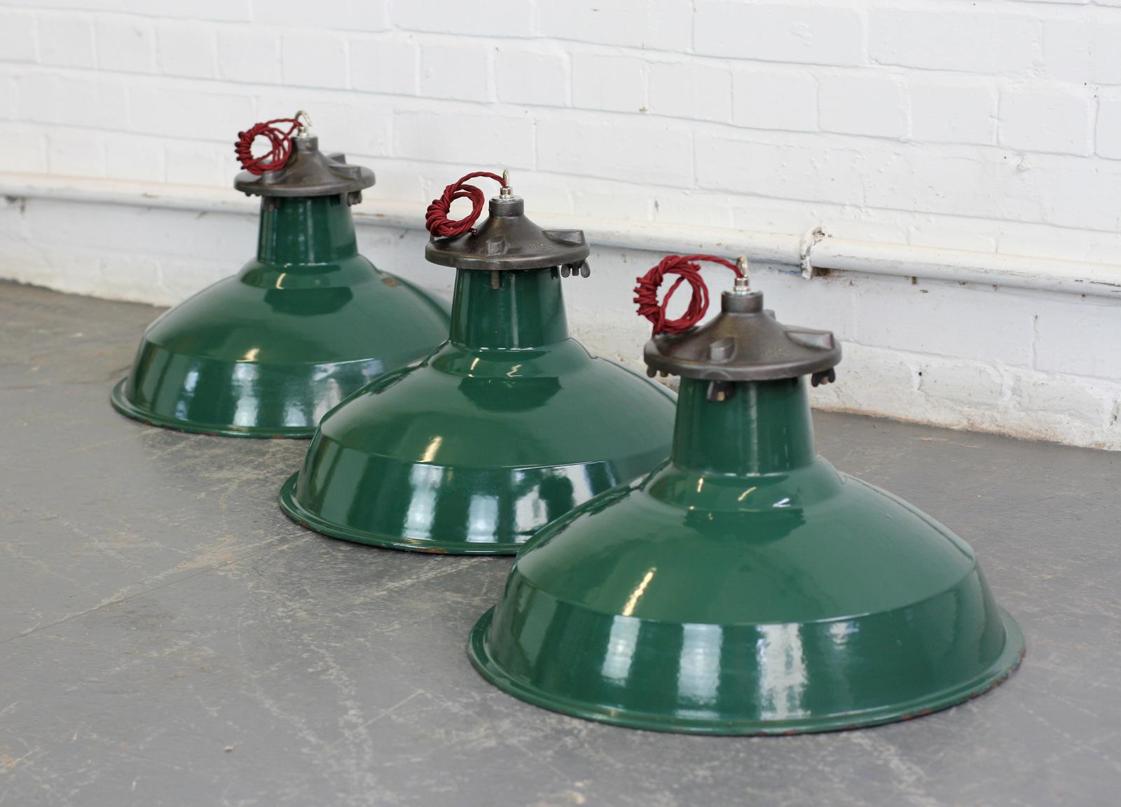 Munitions Factory Lights by Simplex, circa 1940s

- Price is per light (16 available)
- Vitreous green enamel
- White enamel inner reflectors
- Cast iron tops with embossed makers logo
- Comes with 100cm of red braided cable
- Comes with