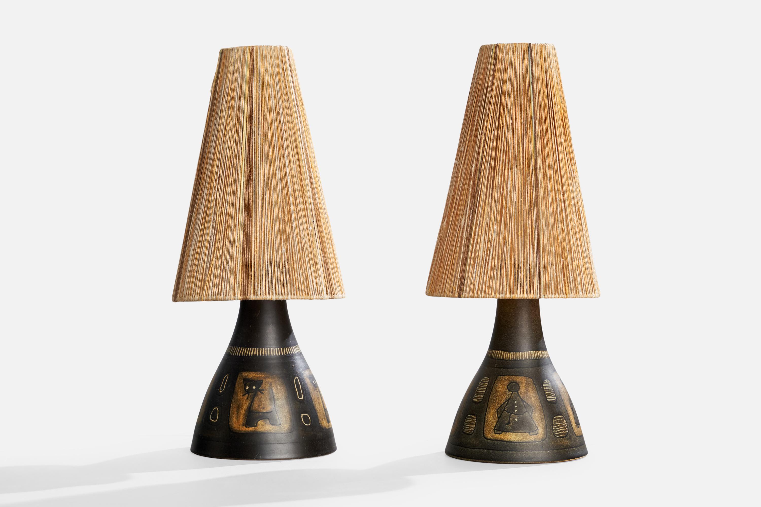 Ein Paar schwarz und braun glasierte Tischlampen aus Keramik und beigem Kordelstoff, hergestellt von Munk Keramik, Enköping, Schweden, um 1960.

Abmessungen der Lampe mit Schirm (Zoll): 14
