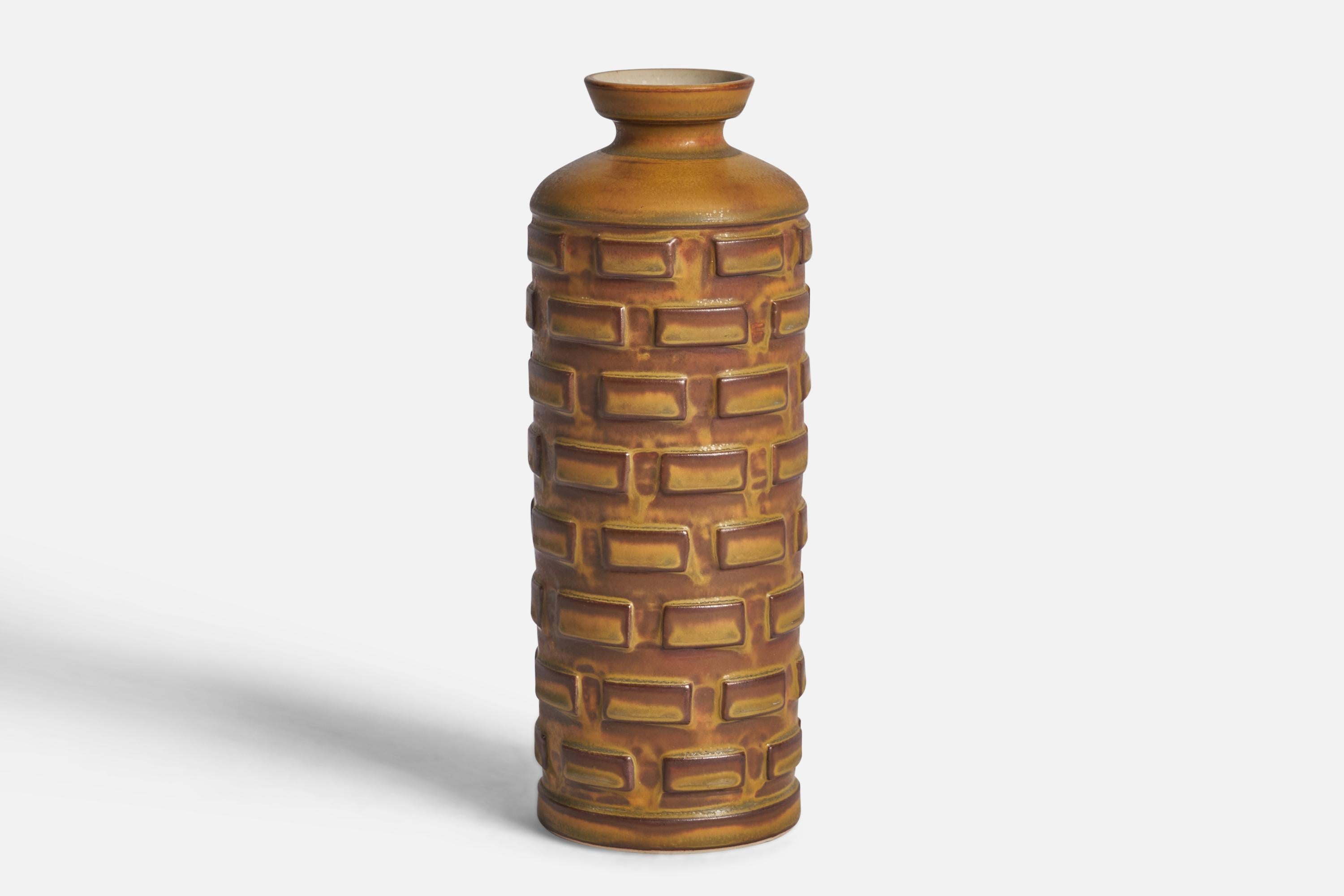A brown-glazed stoneware vase designed and produced by Munk Keramik, Enköping, Sweden, 1960s.

“Munk” signature on bottom