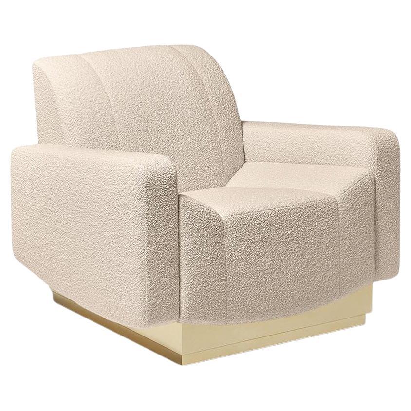 Dieser Loungesessel fühlt sich an wie eine einladende Fahrt zum perfekten Urlaubsort. Unwiderstehlich proportioniert zum Faulenzen und mit Metallakzenten verziert, bringt dieses Sofa Leichtigkeit in den Raum. Die detaillierten Nähte ziehen sich