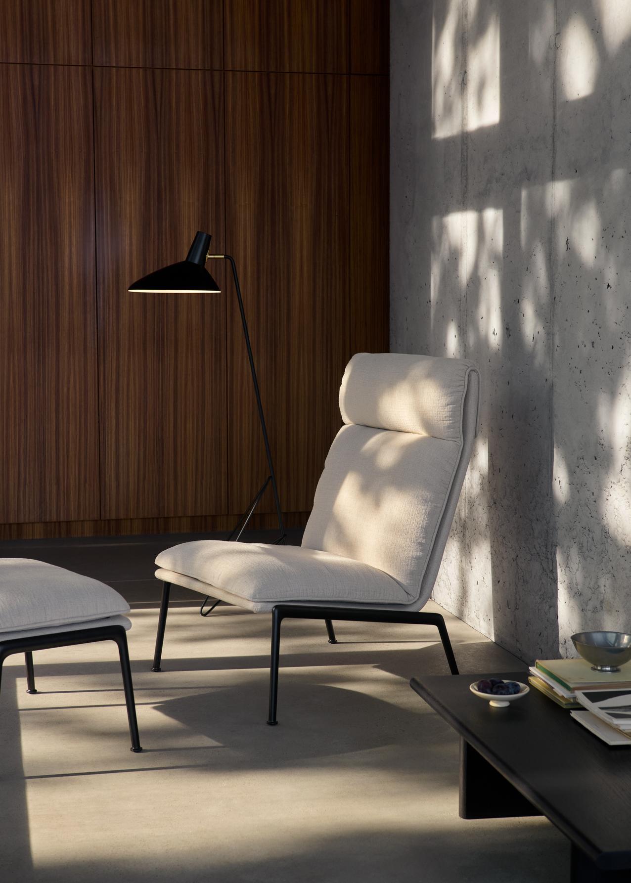 Caractérisée par une élégance sans effort, la série Muno incarne l'esprit des principes du design scandinave et italien. Dotée d'un dossier haut caractéristique, la chaise longue Muno invite les utilisateurs à s'adonner à des moments de tranquillité