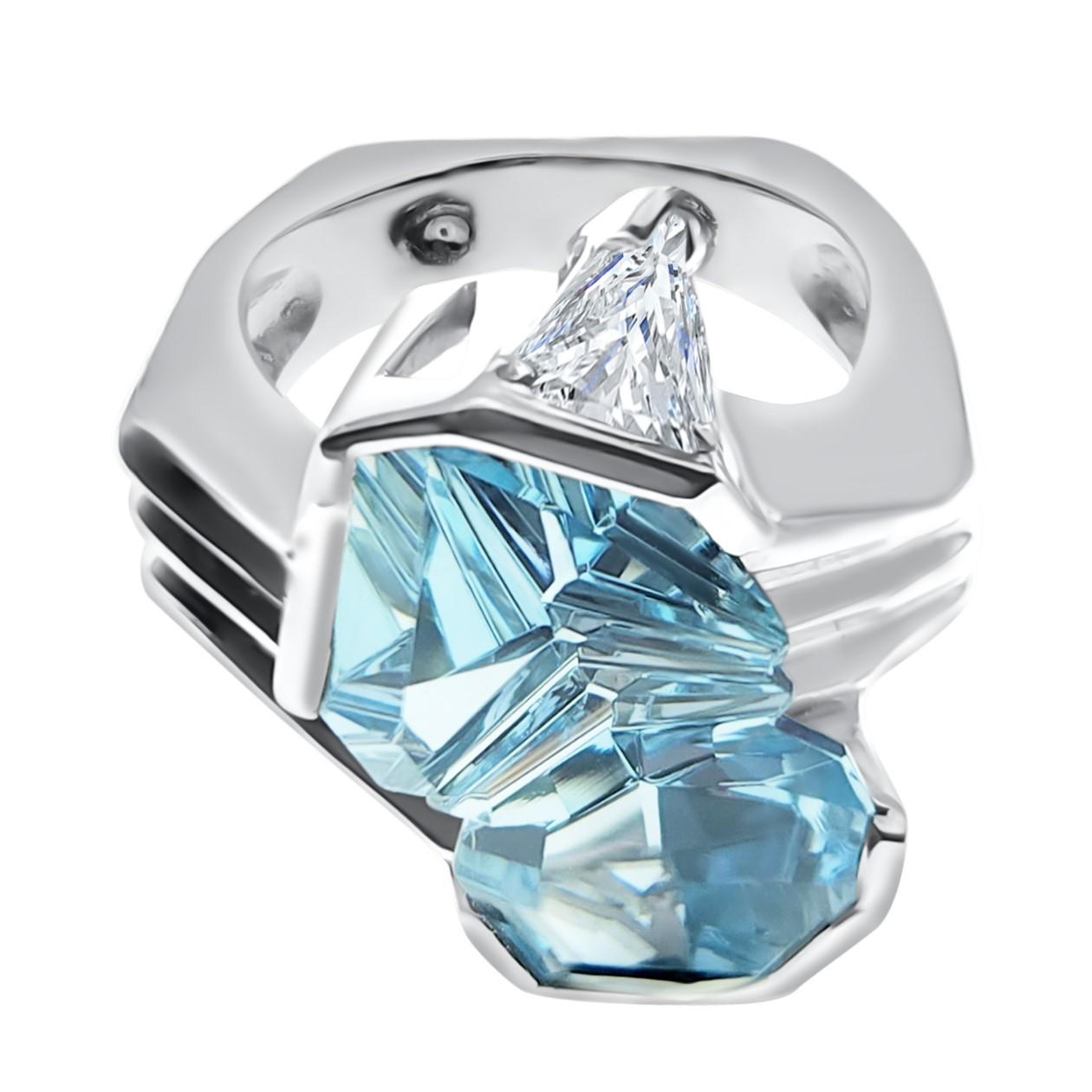 This angular designed, hand carved from lost wax ring contains a 7.61 carat fantasy cut aquamarine signed by world famous gem cutter, Bernd Munsteiner. American goldsmith Martha Richter purchased this gem quality aquamarine from Bernd Munsteiner in