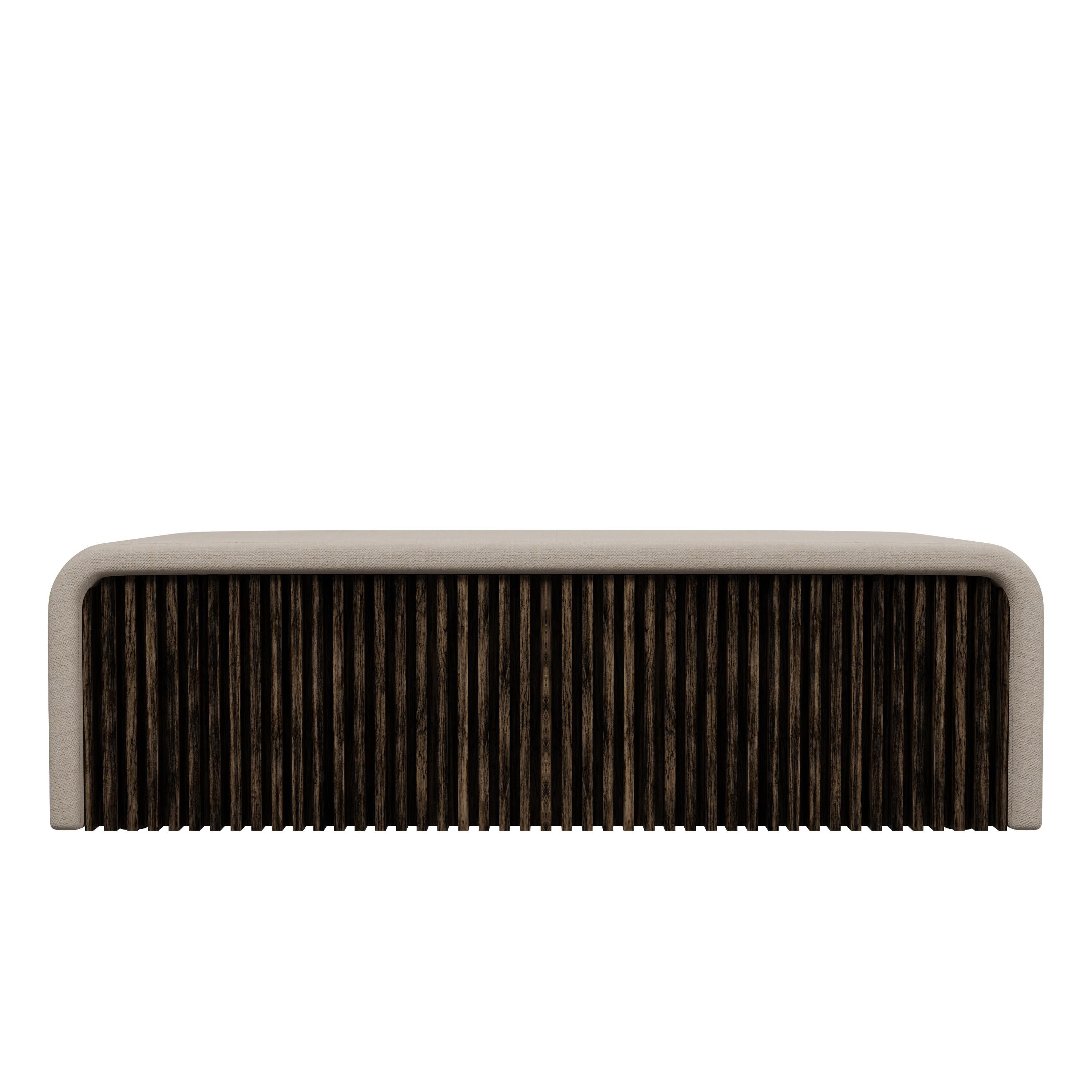 Découvrez MUNU, une réinterprétation exquise du légendaire Chesterfield, méticuleusement conçu pour les connaisseurs de l'élégance intemporelle et du goût raffiné. Ce pouf transcende les meubles ordinaires, fusionnant l'héritage du design classique