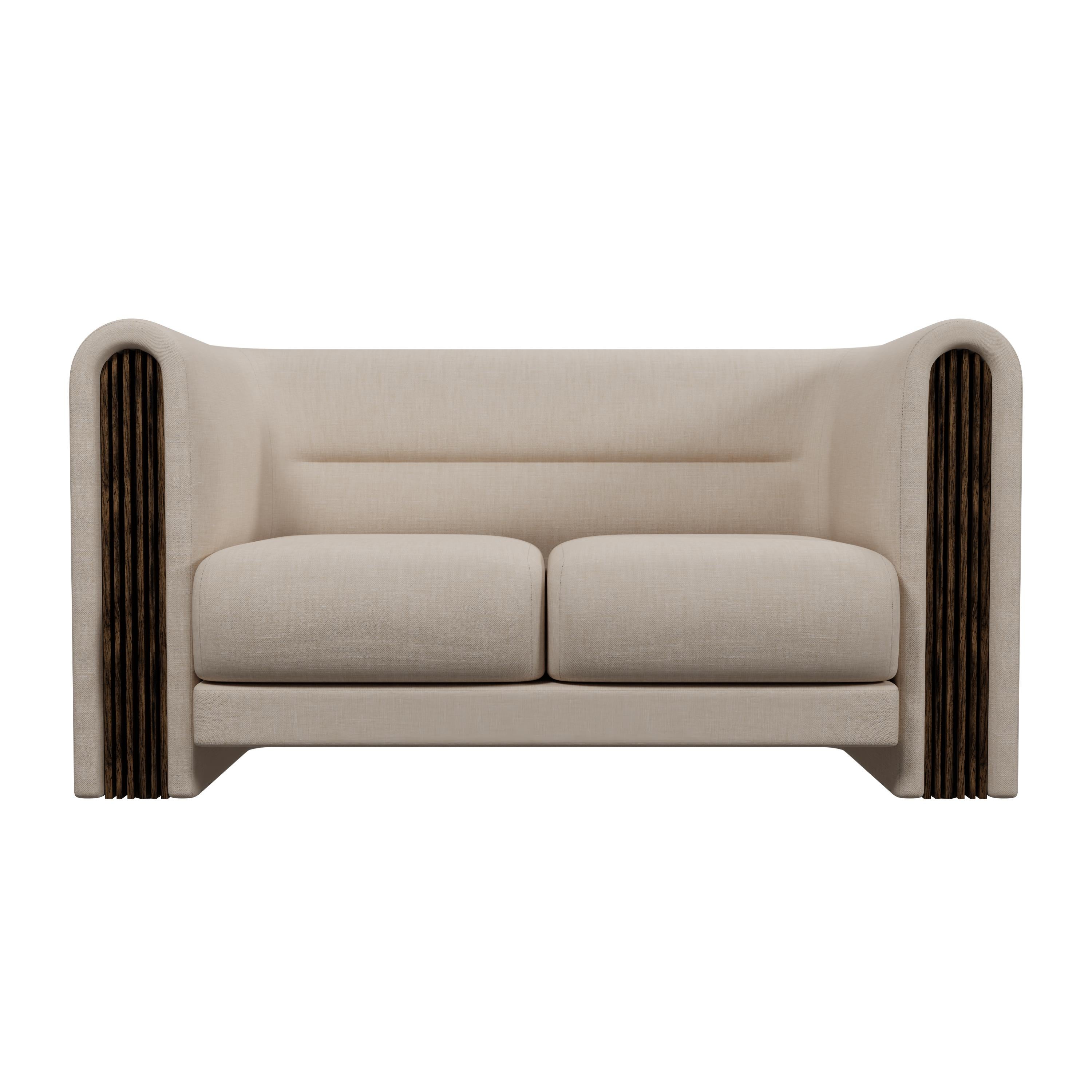 Scopri MUNU, una squisita reinterpretazione del leggendario Chesterfield, meticolosamente progettata per gli intenditori di eleganza senza tempo e gusto raffinato. Questo divano trascende l'arredamento ordinario, fondendo l'eredità del design