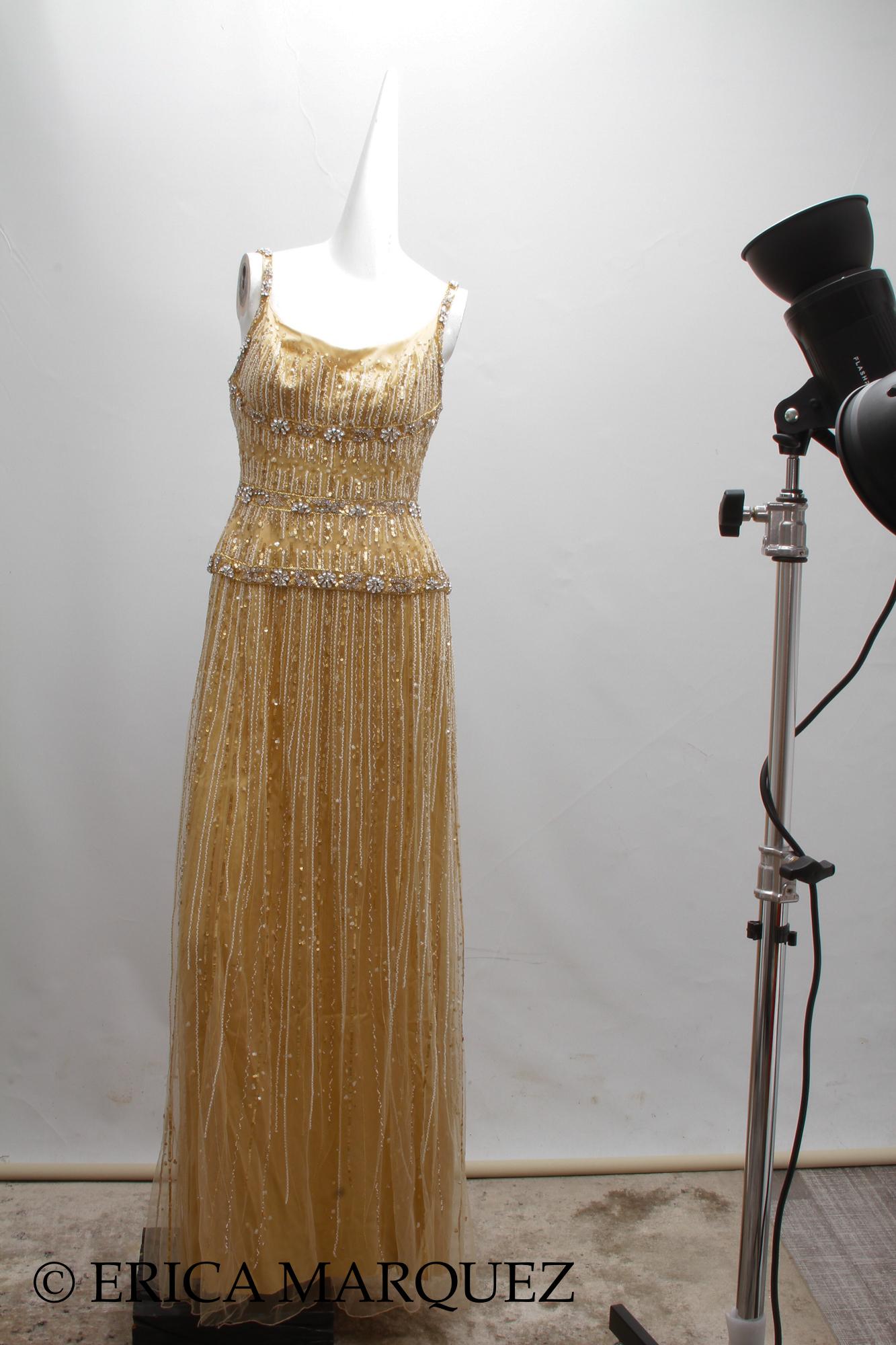 MURAD ZUHAIR, Gold Metallic Floor Length Evening Gown Sequins and Rhinestones.

Robe de soirée formelle, élégante et scintillante, abondamment chargée de paillettes et de strass. Cinquante pour cent de soie et le reste de la glorieuse jupe en filet.