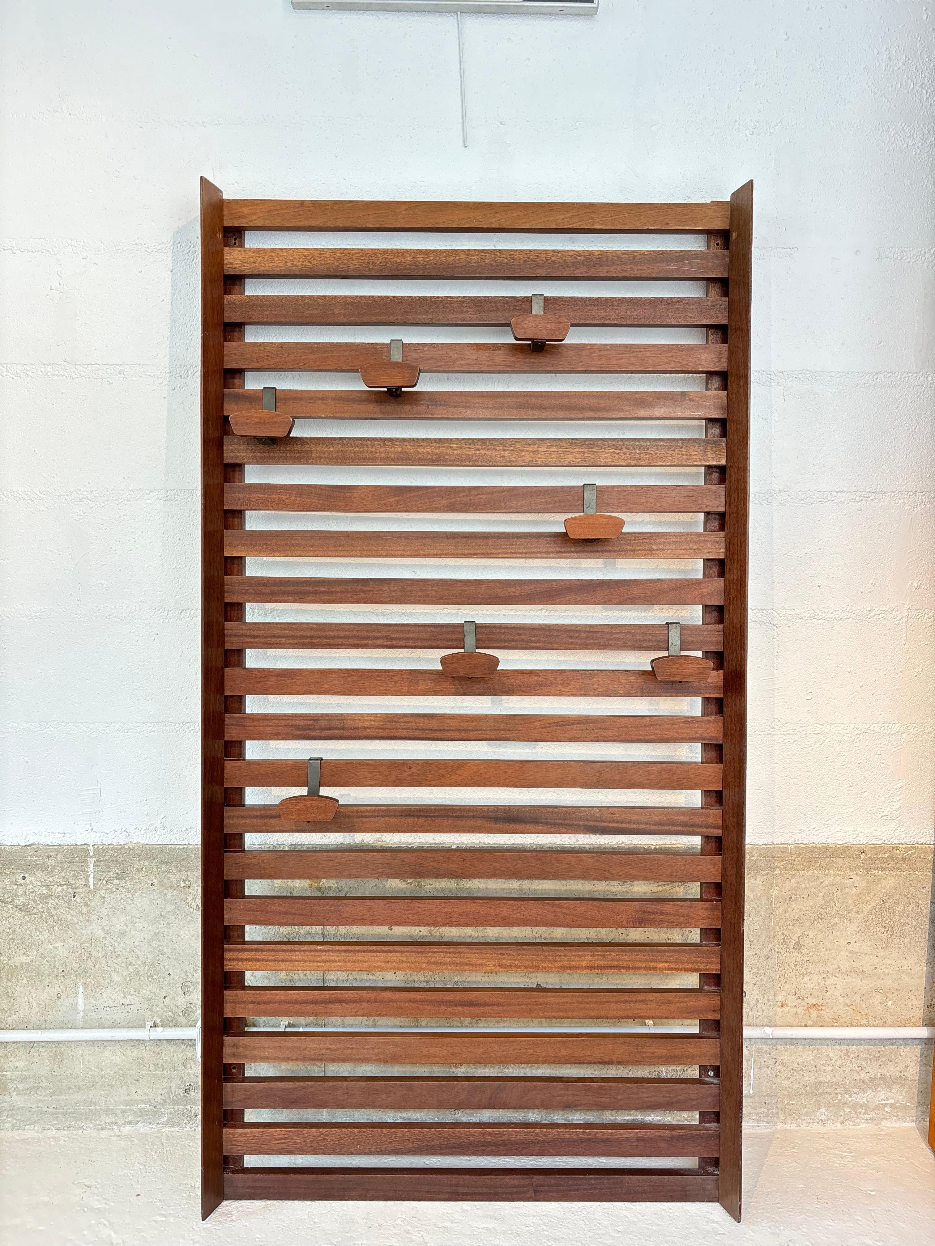Porte manteau par Georges Frydman longtemps attribué à Le corbusier et Charlotte Perriand. 