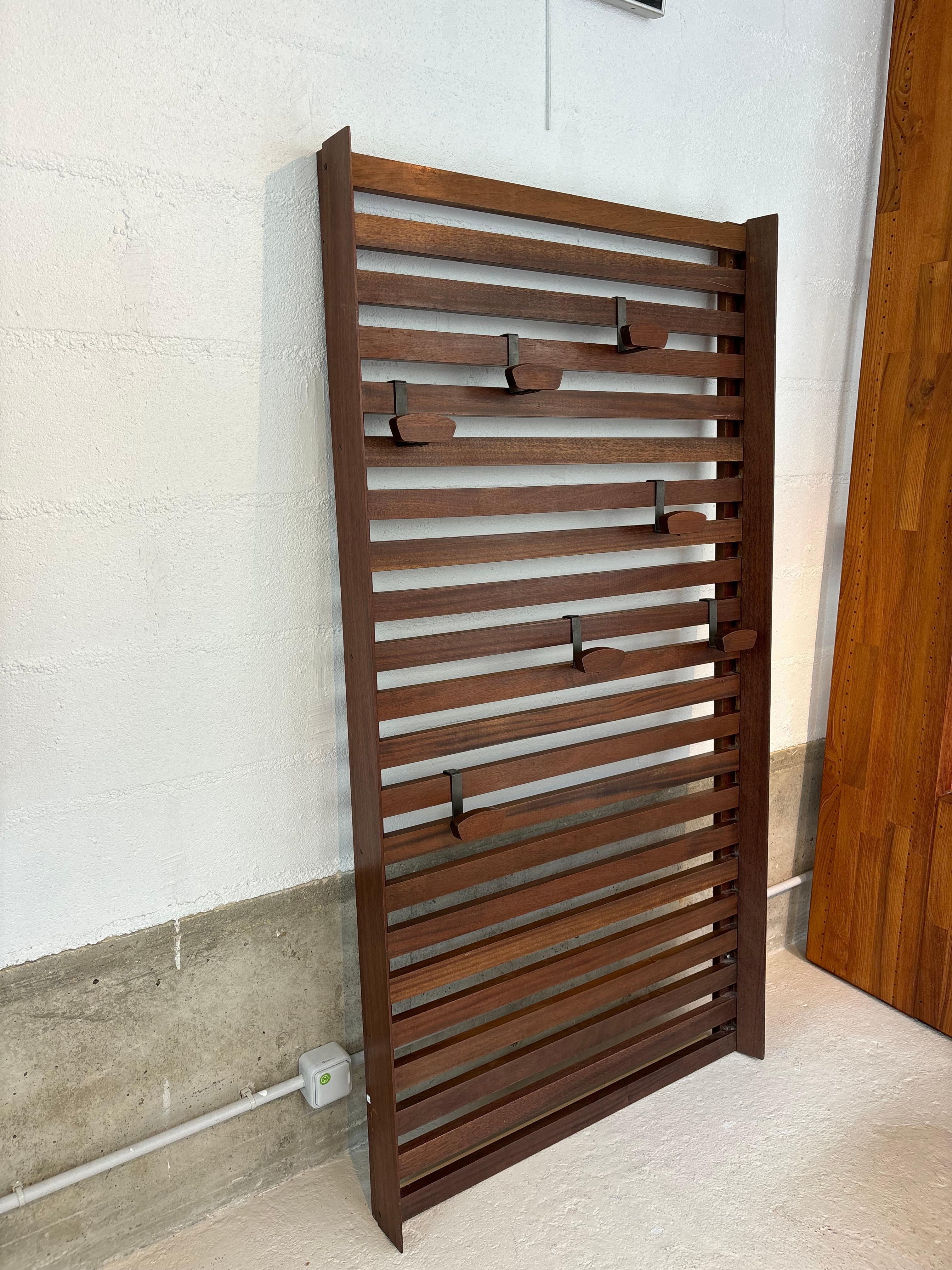Mural coat rack by Georges Frydman In Good Condition For Sale In SAINT-OUEN-SUR-SEINE, FR
