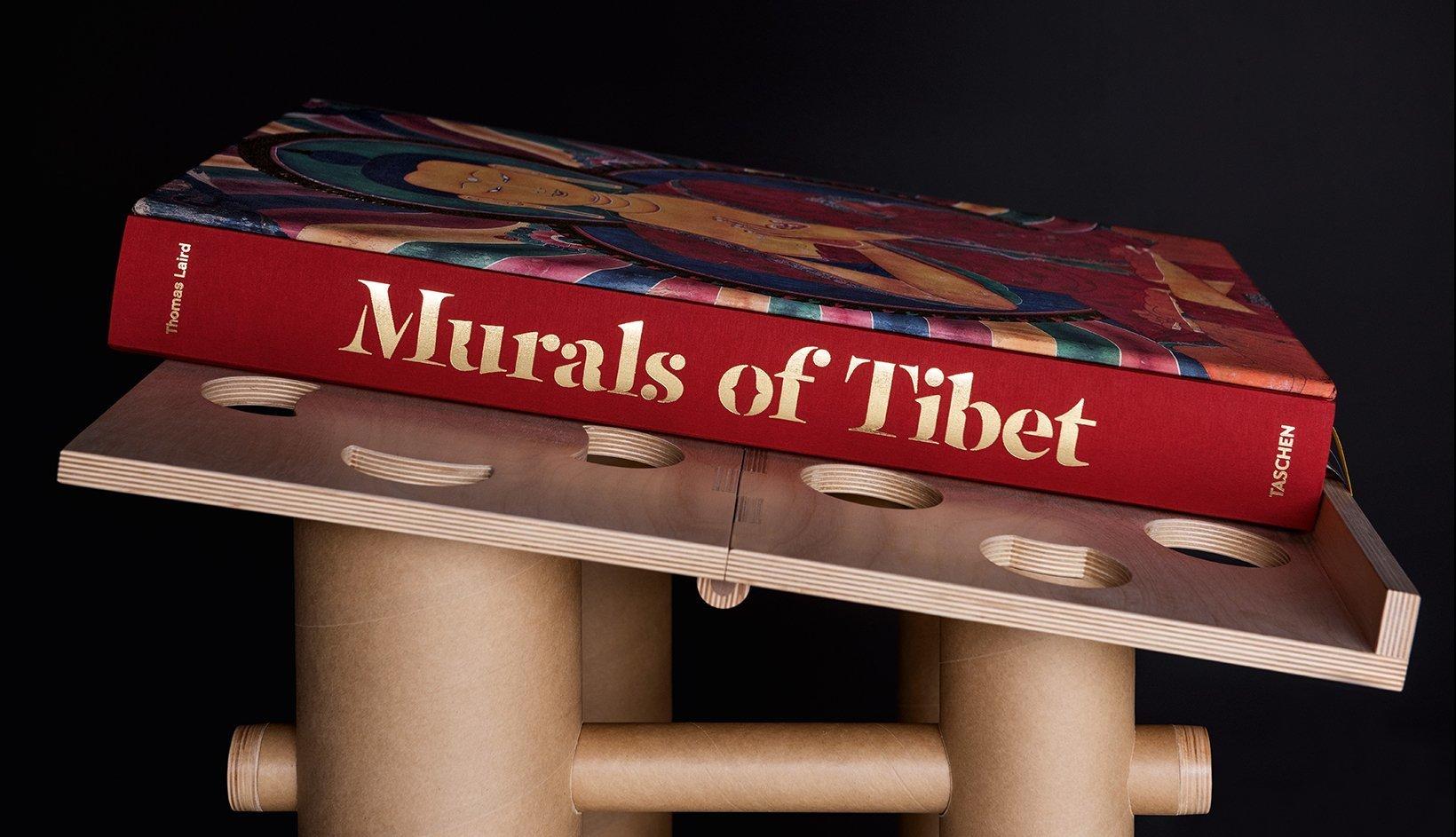 Wandgemälde von Tibet. Limitiert, signiert von HH The Dalai Lama mit Shigeru Ban Buchständer, signiert im Zustand „Neu“ im Angebot in Los Angeles, CA