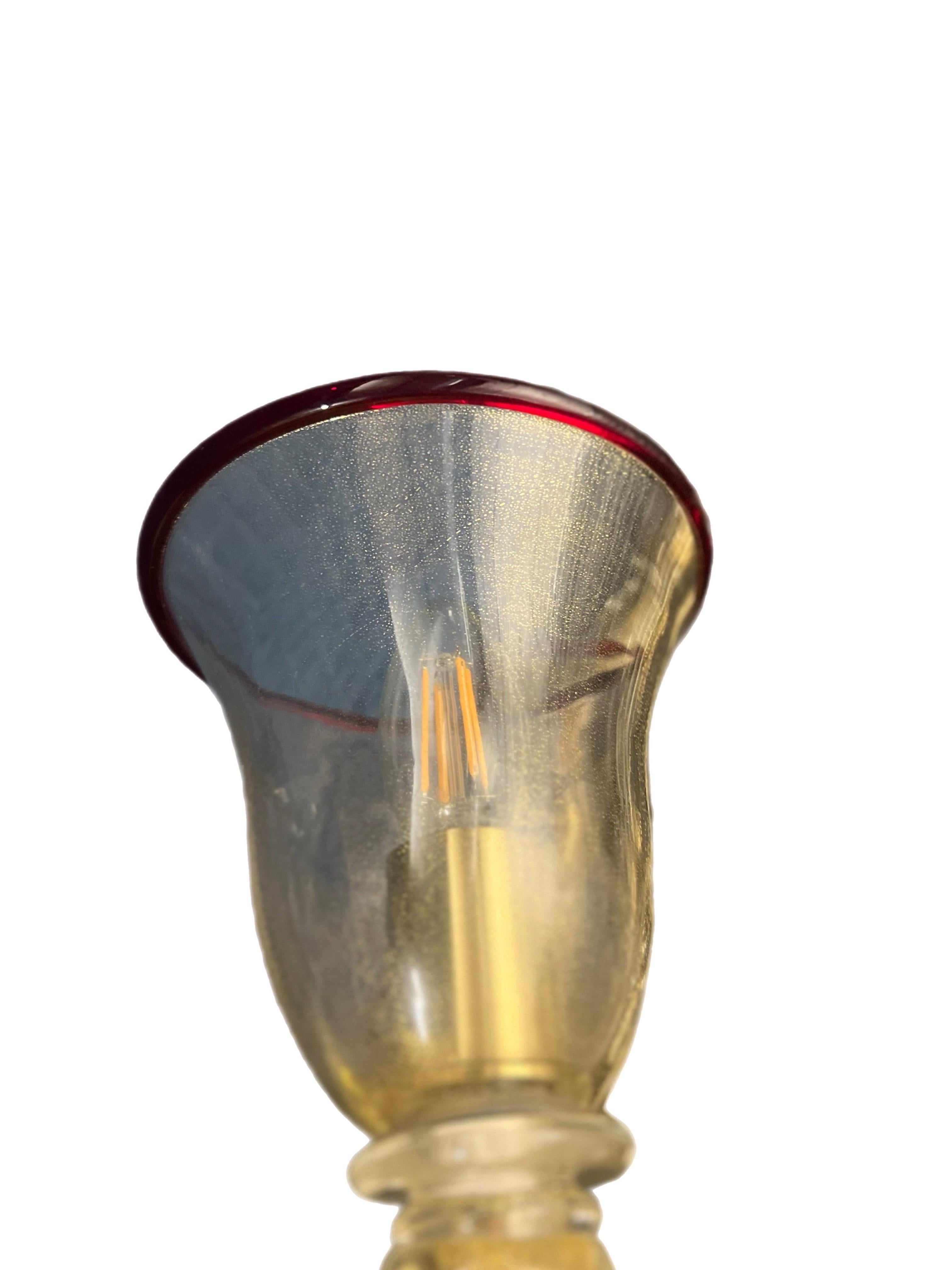 Lampadario a 12 bracci di Murano in oro e rosso rubino in vendita 3