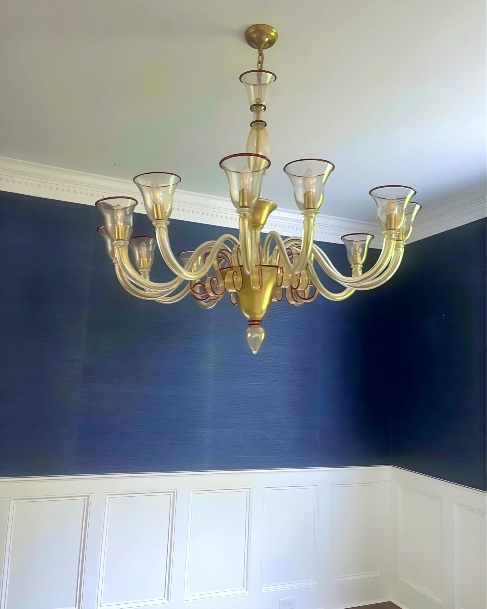 Italiano Lampadario a 12 bracci di Murano in oro e rosso rubino in vendita