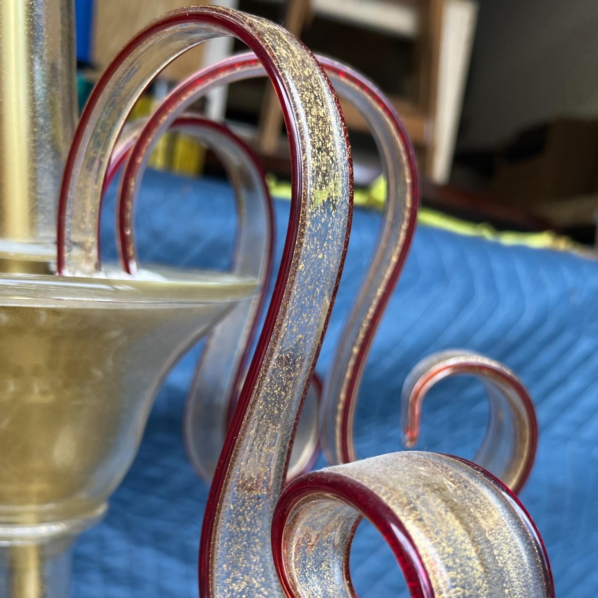 XX secolo Lampadario a 12 bracci di Murano in oro e rosso rubino in vendita