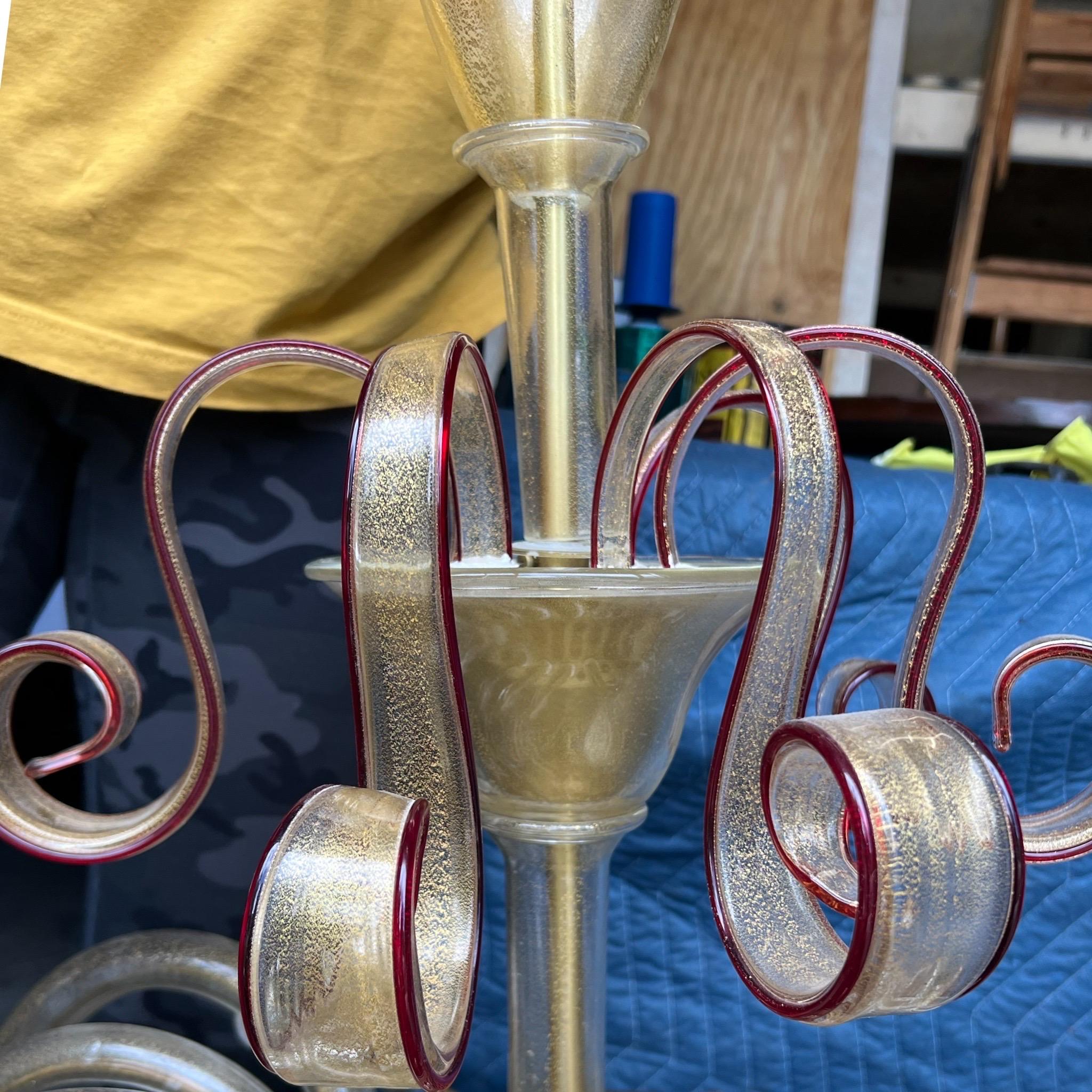 Vetro di Murano Lampadario a 12 bracci di Murano in oro e rosso rubino in vendita