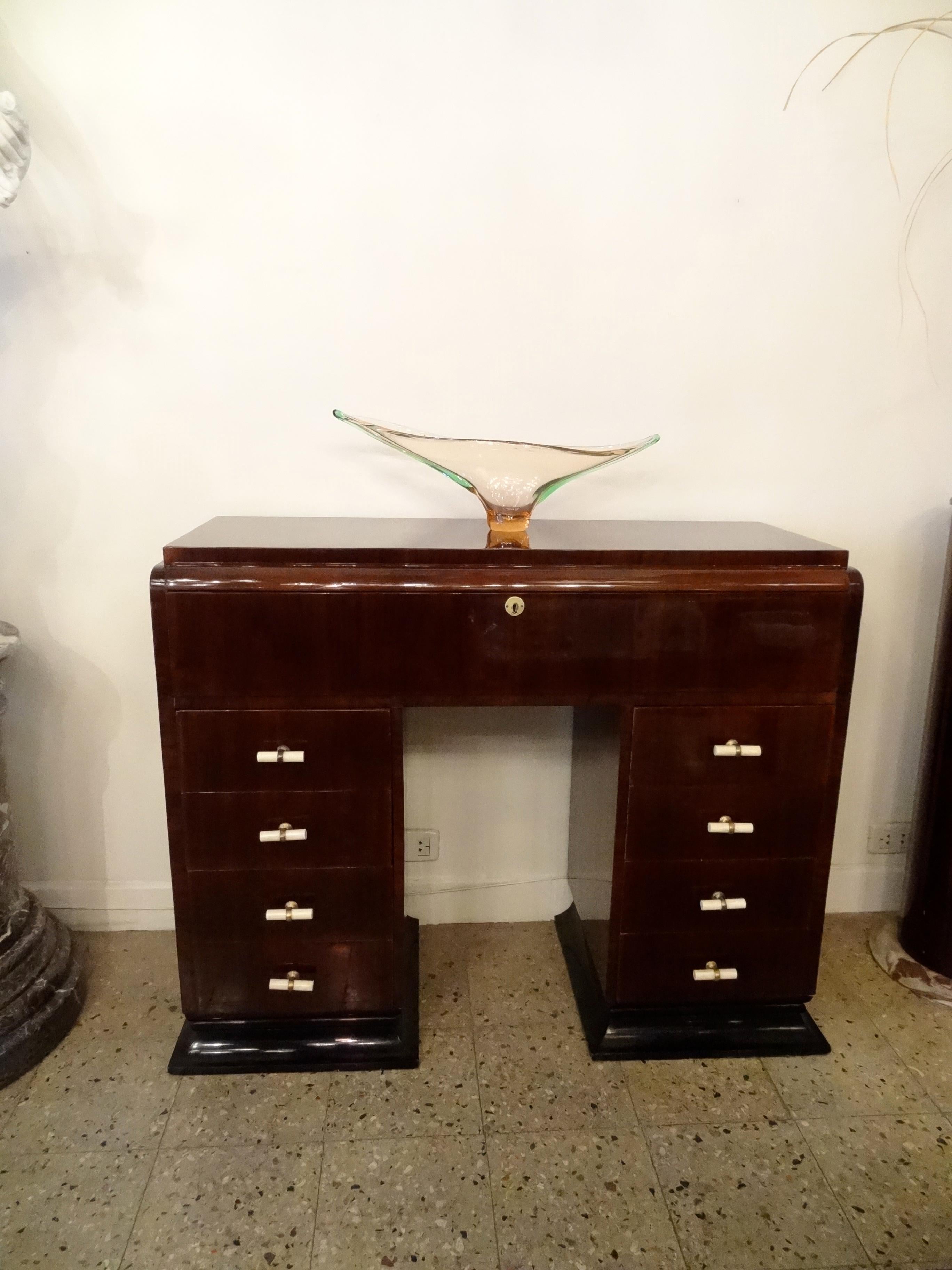 Murano

Dal 1982 siamo specializzati nella vendita di oggetti in stile Art Déco, Art Nouveau e Vintage. Per qualsiasi domanda siamo a vostra disposizione.
Premendo il pulsante 