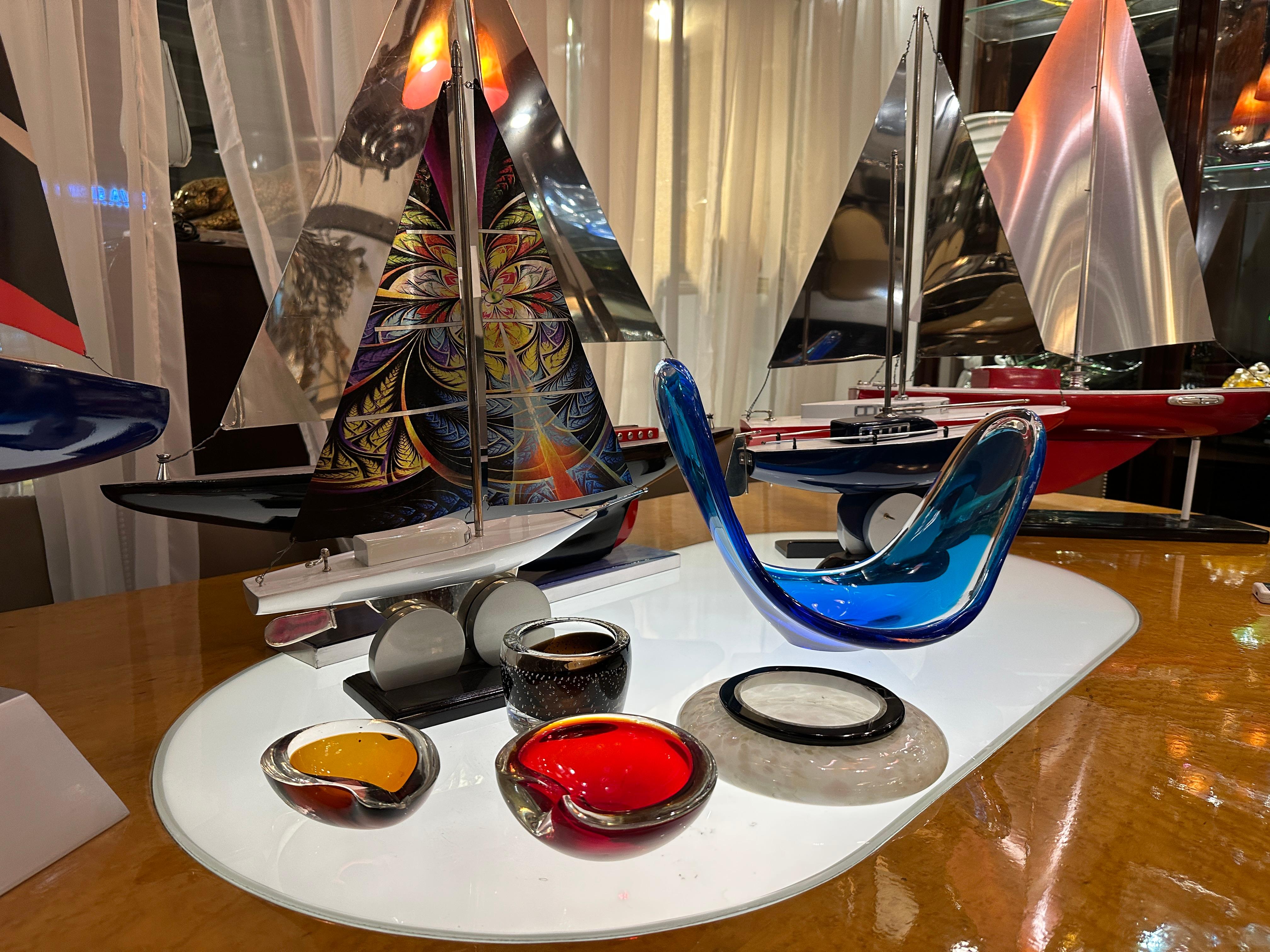 Murano.
Dal 1982 siamo specializzati nella vendita di oggetti in stile Art Déco, Art Nouveau e Vintage. Per qualsiasi domanda siamo a vostra disposizione.
Premendo il pulsante 