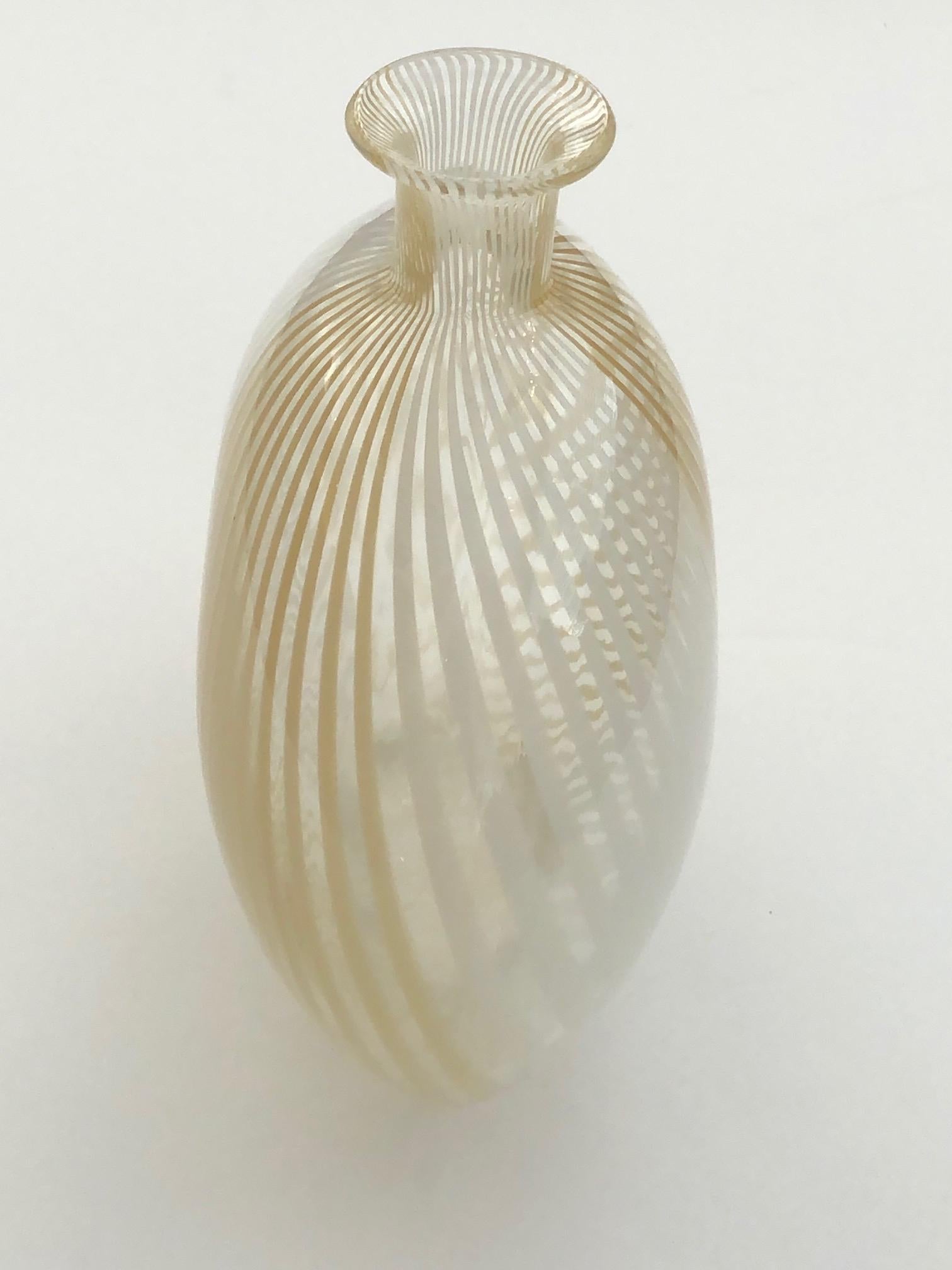 Murano 1950s Filigrana Art Glass Pillow Vase by Dino Martens for Aureliano Toso In Good Condition In San Francisco, CA