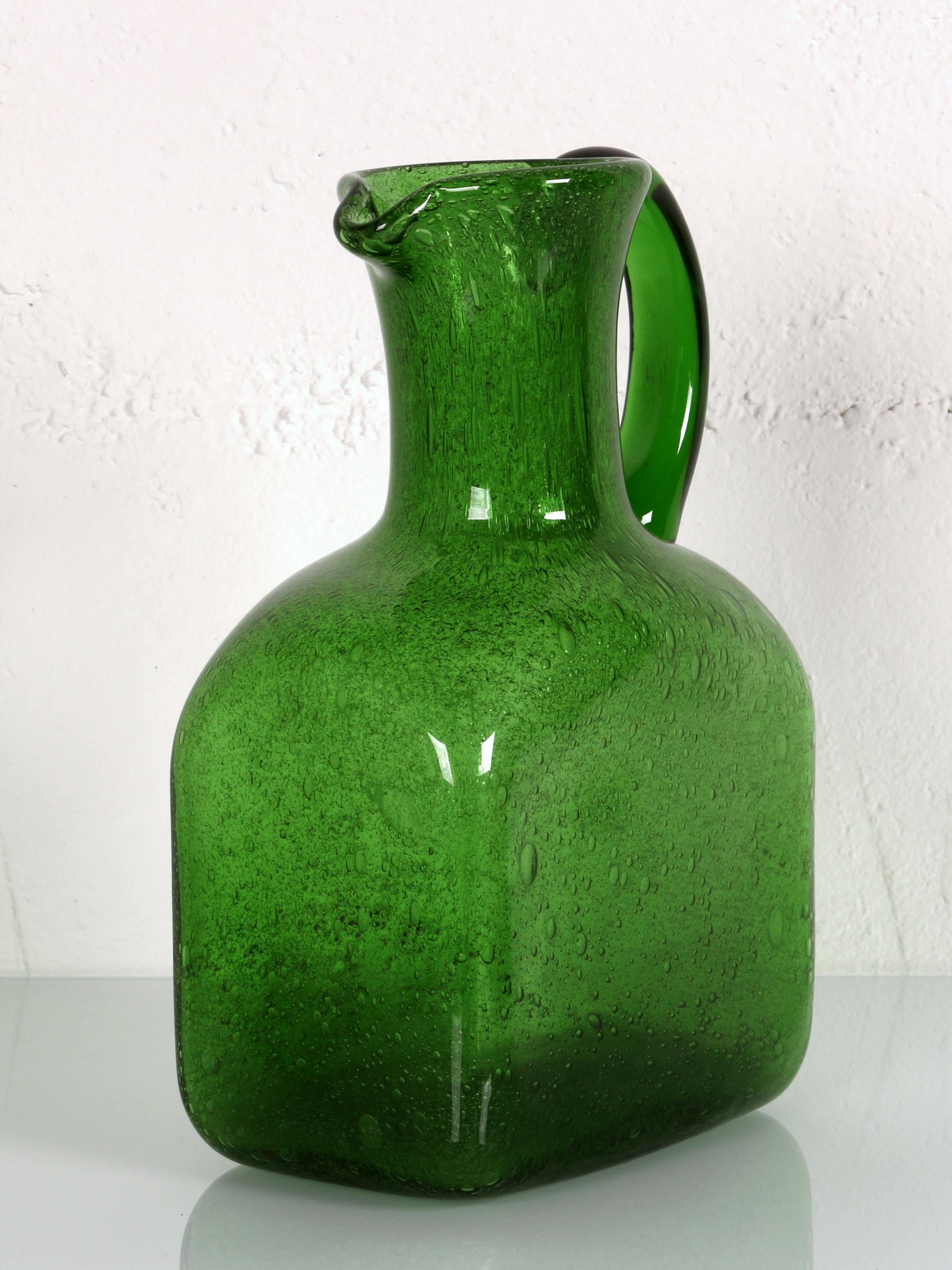 Mid-Century moderno Elegante brocca in vetro soffiato di Murano degli anni '70 in vetro a bolle verdi - un vaso del buon umore in vendita