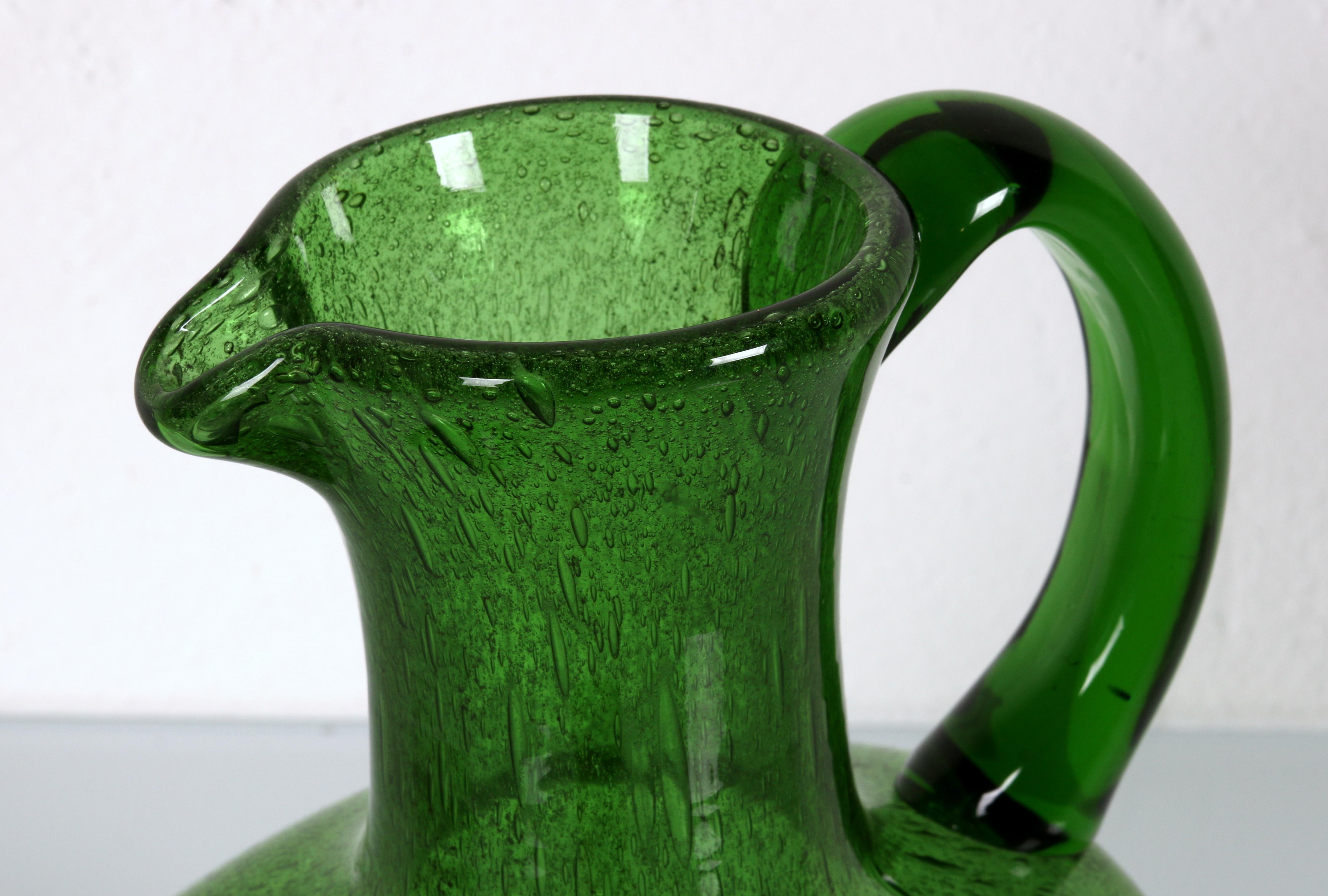 Italiano Elegante brocca in vetro soffiato di Murano degli anni '70 in vetro a bolle verdi - un vaso del buon umore in vendita