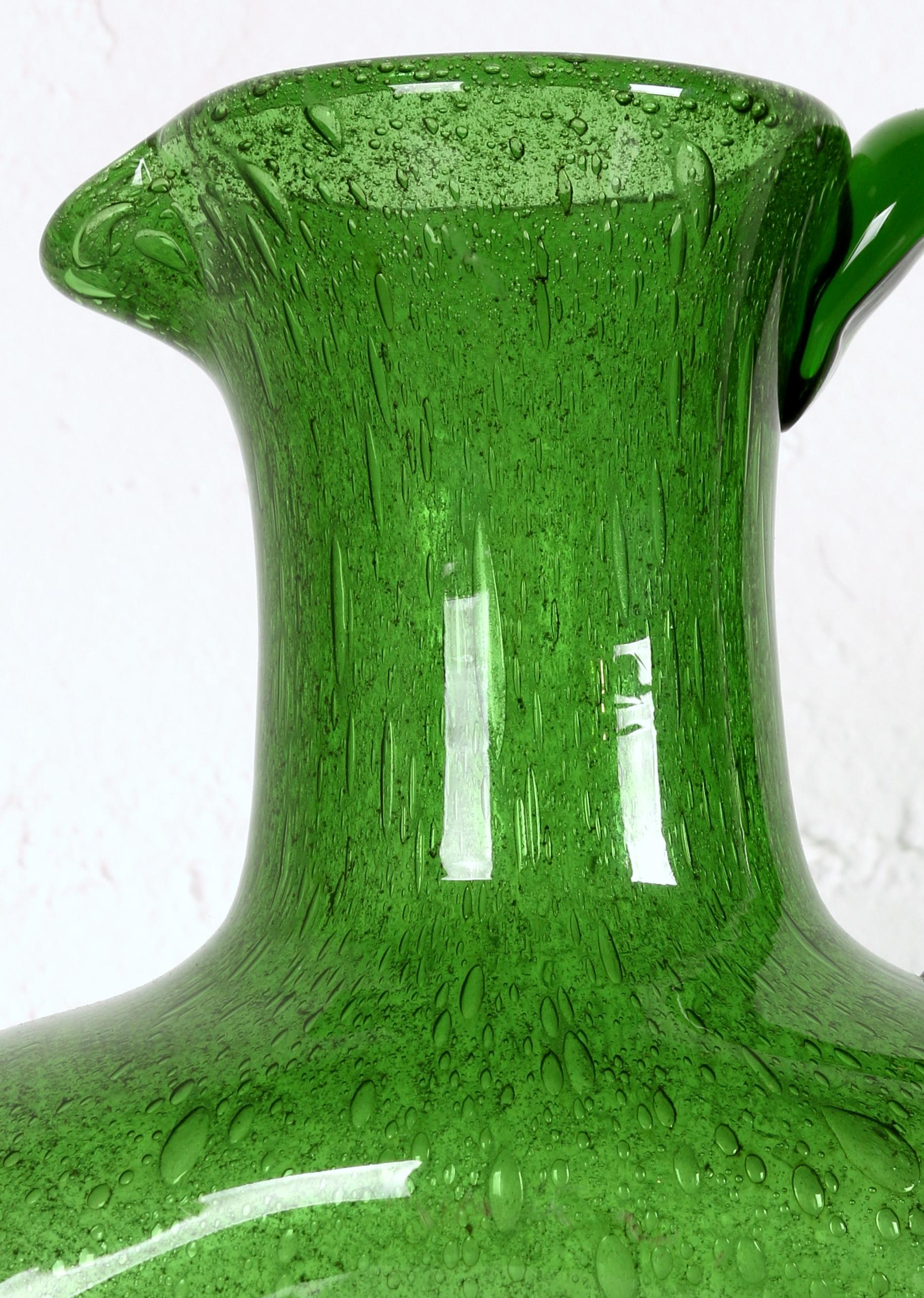Vetro soffiato Elegante brocca in vetro soffiato di Murano degli anni '70 in vetro a bolle verdi - un vaso del buon umore in vendita