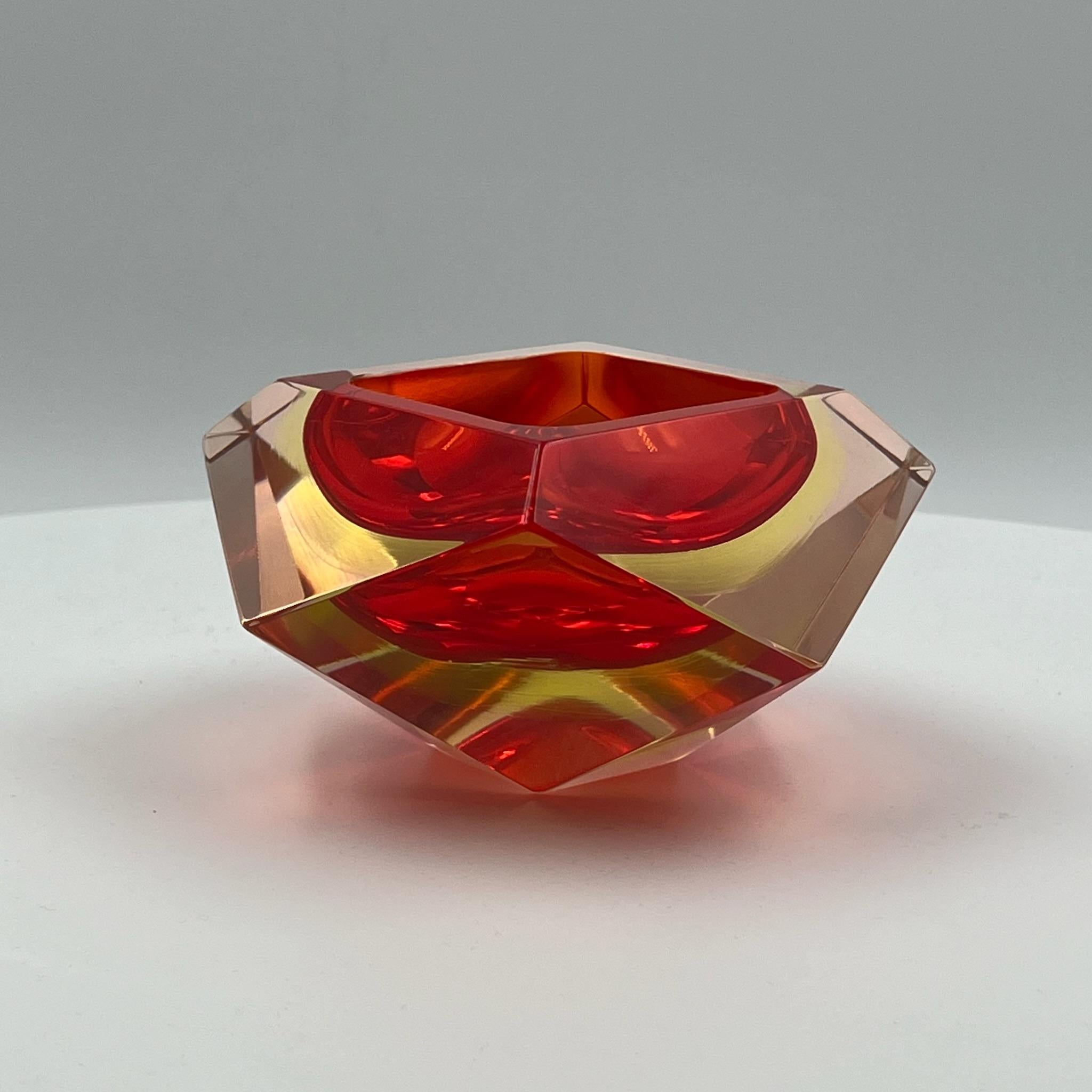Erhöhen Sie Ihre Einrichtung mit der zeitlosen Eleganz dieser exquisiten Vase aus Murano-Sommerso-Glas, im Stil des berühmten Fabio Poli für Seguso. Diese skulpturale Vase wird mit Präzision und Kunstfertigkeit hergestellt und verkörpert die