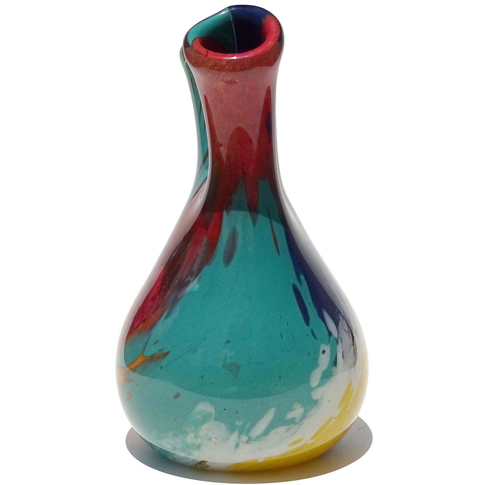 Raro e coloratissimo vaso d'epoca di Murano soffiato a mano in stile dipinto, con spruzzi multicolore e doppio beccuccio in vetro artistico italiano con foglia d'oro. Creato alla maniera del designer Dino Martens per Aureliano Toso, intorno agli