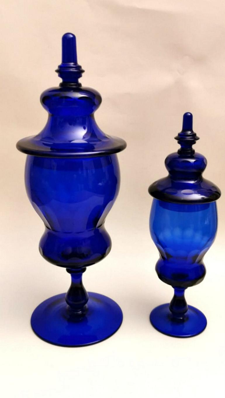 We kindly suggest you read the whole description, because with it we try to give you detailed technical and historical information to guarantee the authenticity of our objects.
Delicious and harmonious pair of blue blown glass bottles with lid; the