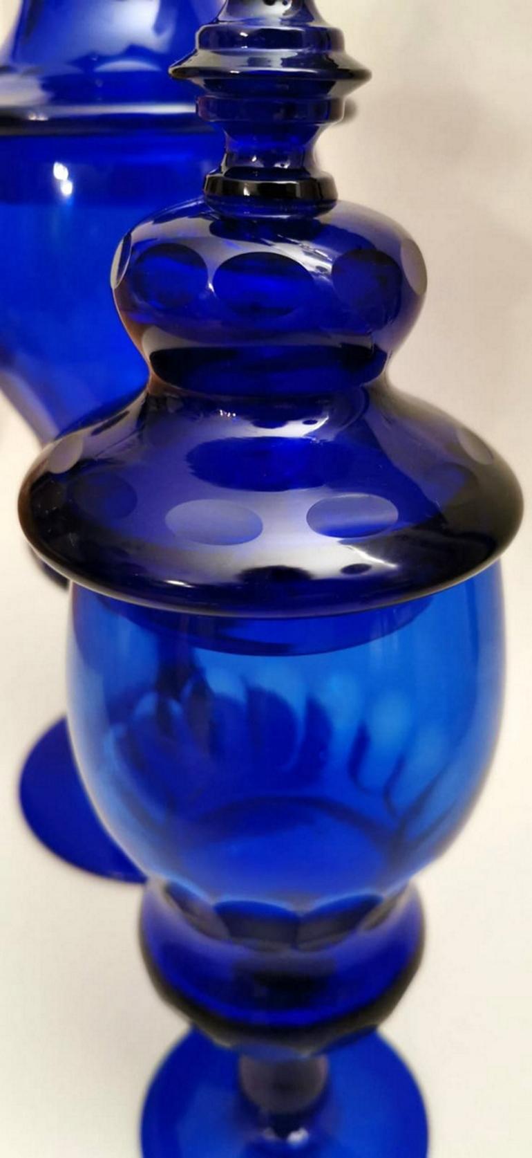 20ième siècle Paire de bouteilles italiennesAlbarelli de Murano avec couvercle en verre soufflé bleu en vente