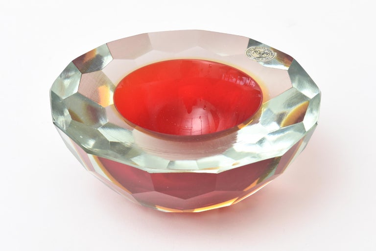 This gorgeous large Italian Murano vintage Alessandro Mandruzzato diamond faceted flat cut polished Sommerso geode bowl is great for serving caviar, for serving or just as a great Murano sculptural glass object bowl. It is from the 1970s. The