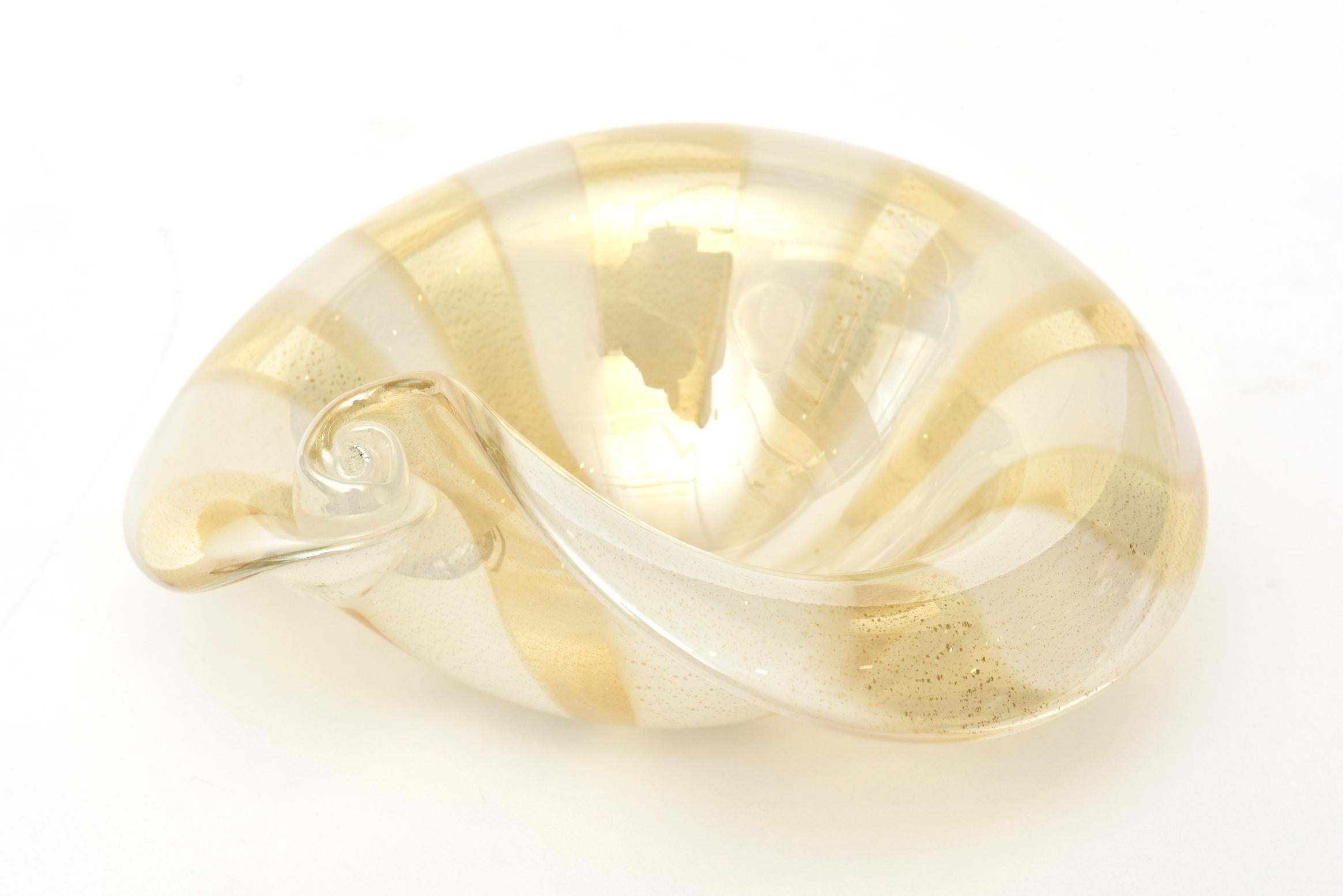 This stunning small vintage Italian Murano glass bowl by Alfredo Barbini from the 1960s has the iconic pinwheel design that the glass artist; Barbini is known for. It has a tent like design with an abundance of gold aventurine set against amber gold