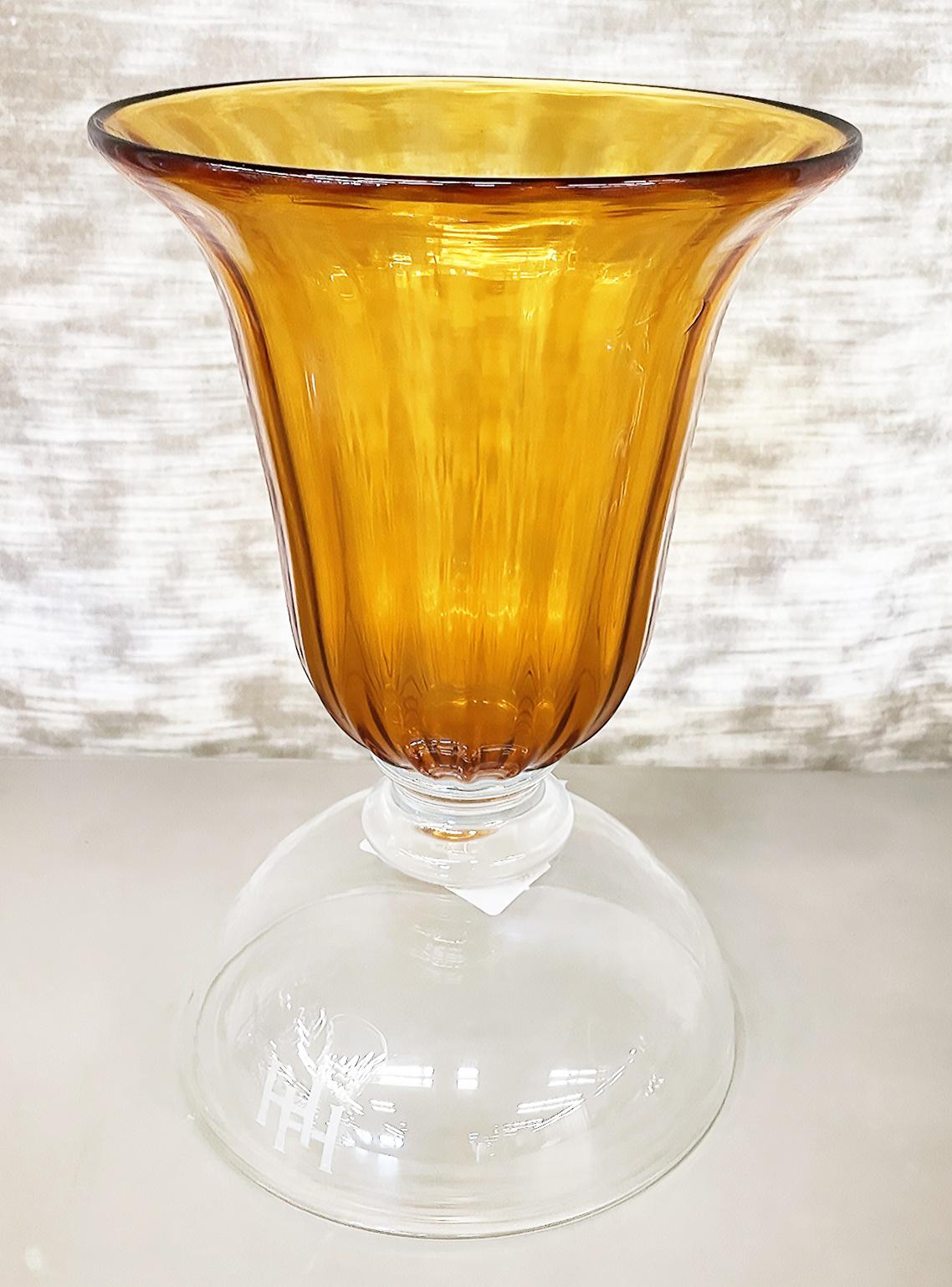 Vaso o portacandele in vetro trasparente e ambra di Murano acquistato da Luxury Living

In vendita un vaso o un portacandele in vetro ambrato e trasparente di Murano acquistato da Luxury Livings in Design District a Miami, FL.  Questo pezzo è