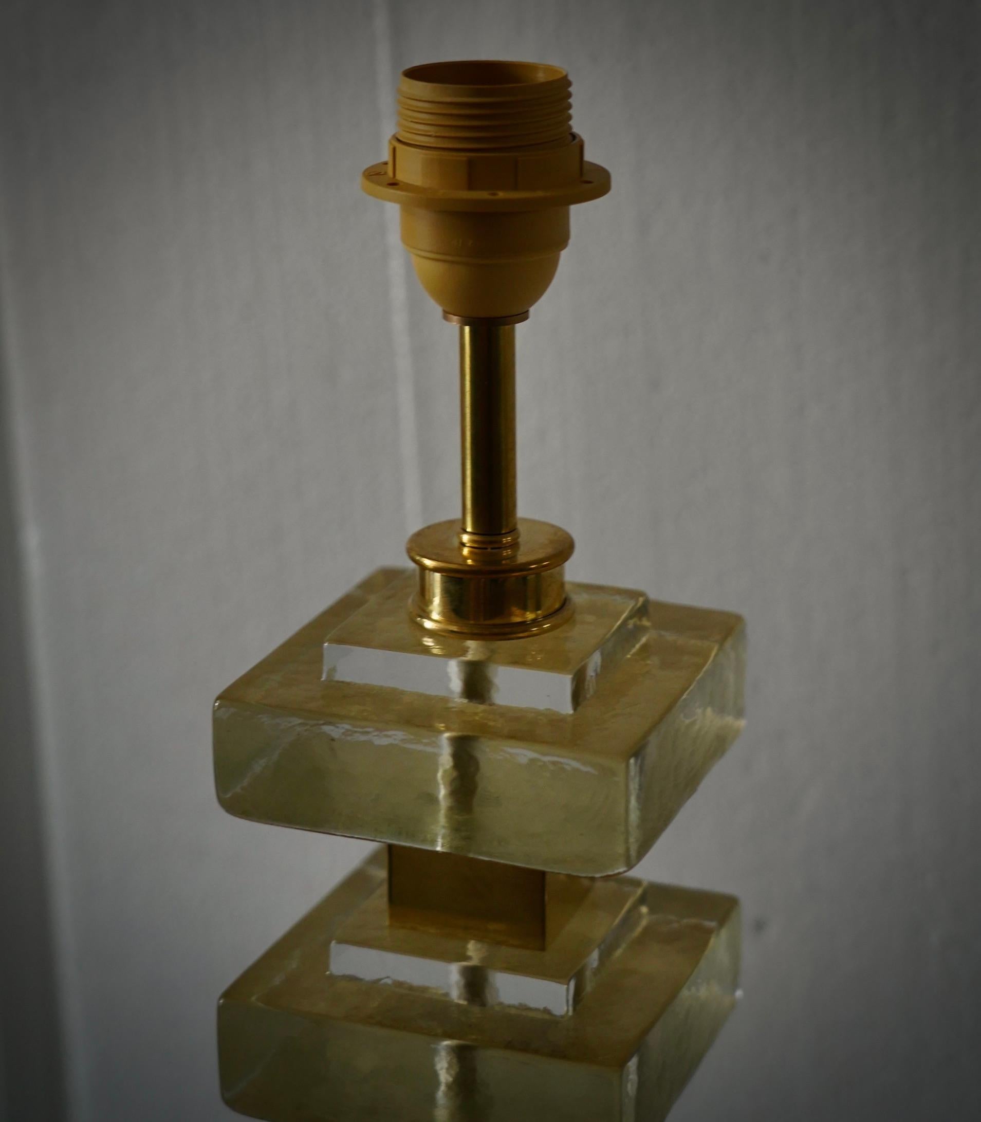 Mid-Century Modern Lampe de bureau du milieu du siècle dernier en verre d'art de Murano ambré et or et laiton, 2000 en vente
