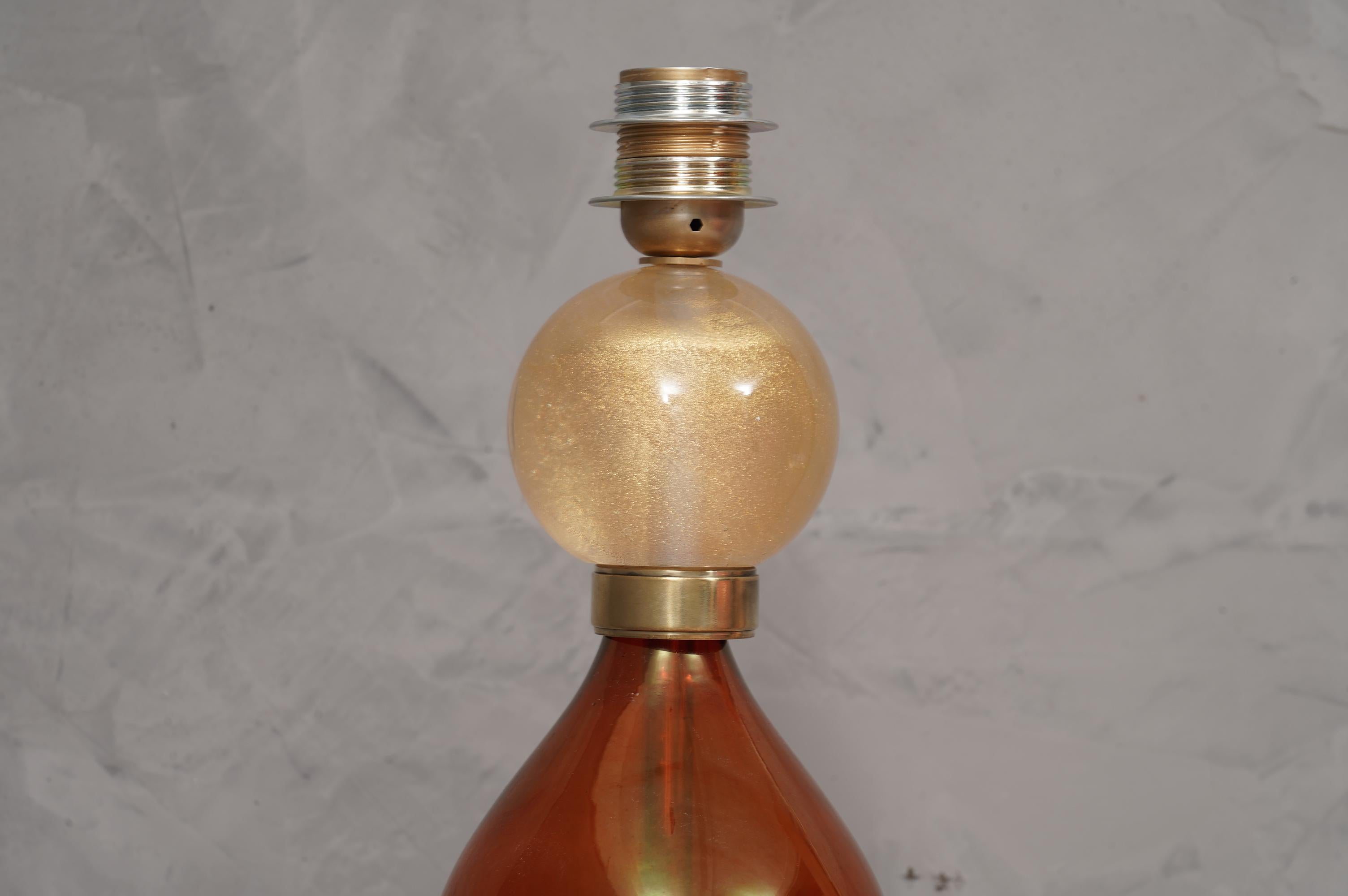 Mid-Century Modern Lampe de bureau de Murano en verre soufflé ambré et or, 1980 en vente